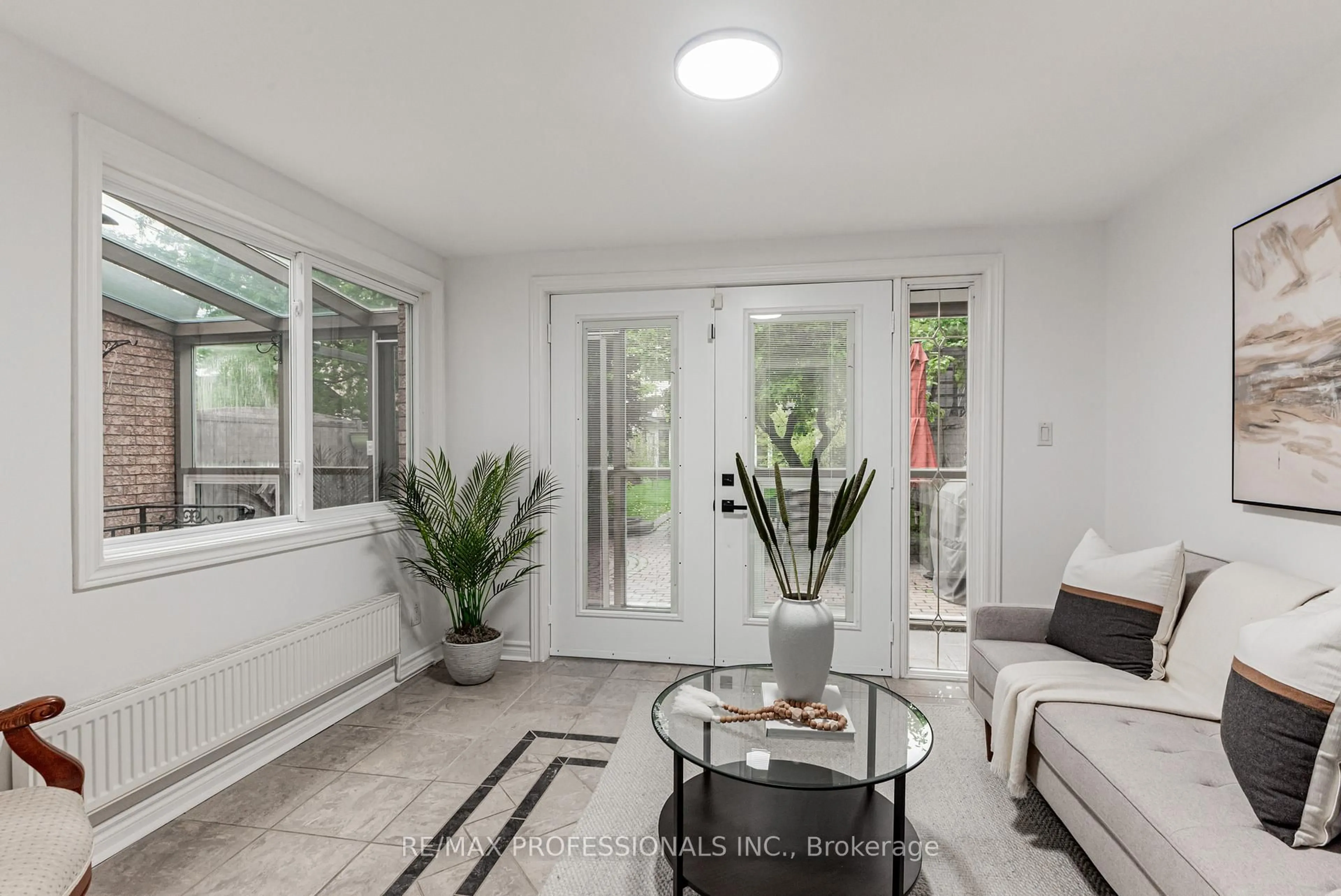 Living room with furniture, unknown for 999 Dufferin St, Toronto Ontario M6H 4B2