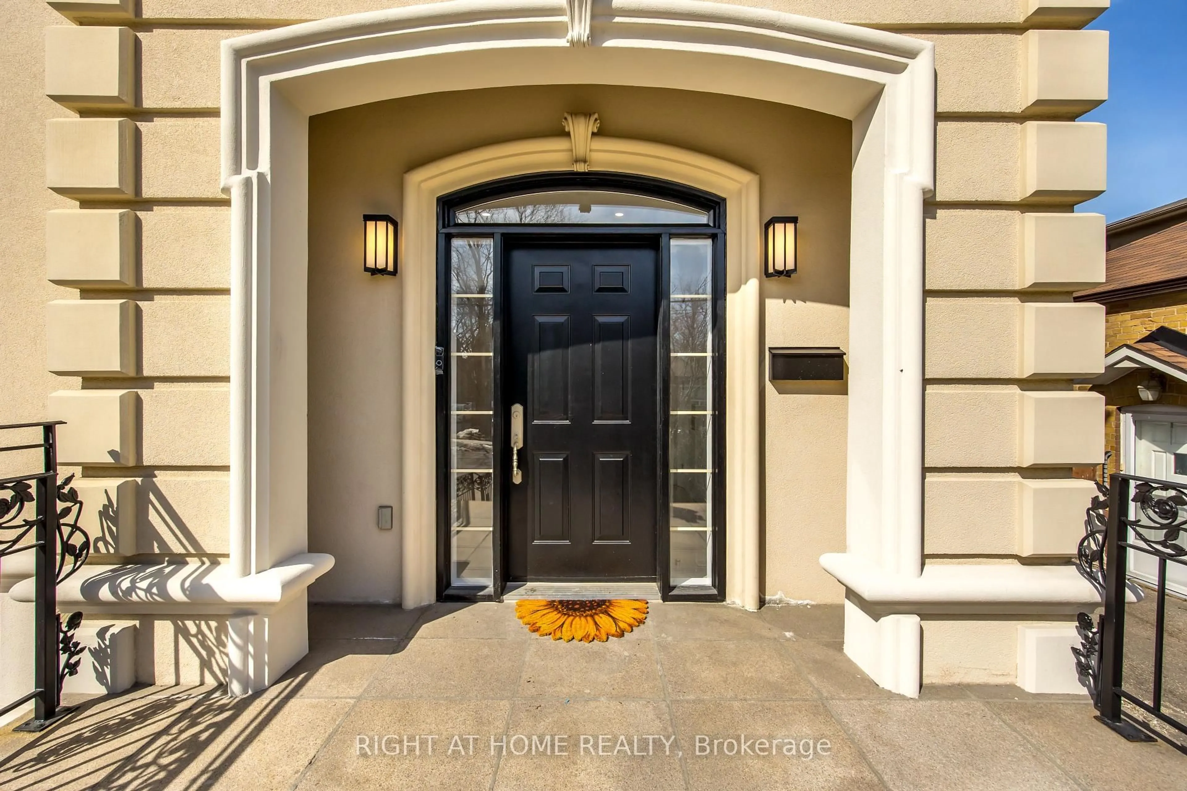 Indoor entryway for 196 Florence Ave, Toronto Ontario M2N 1G4