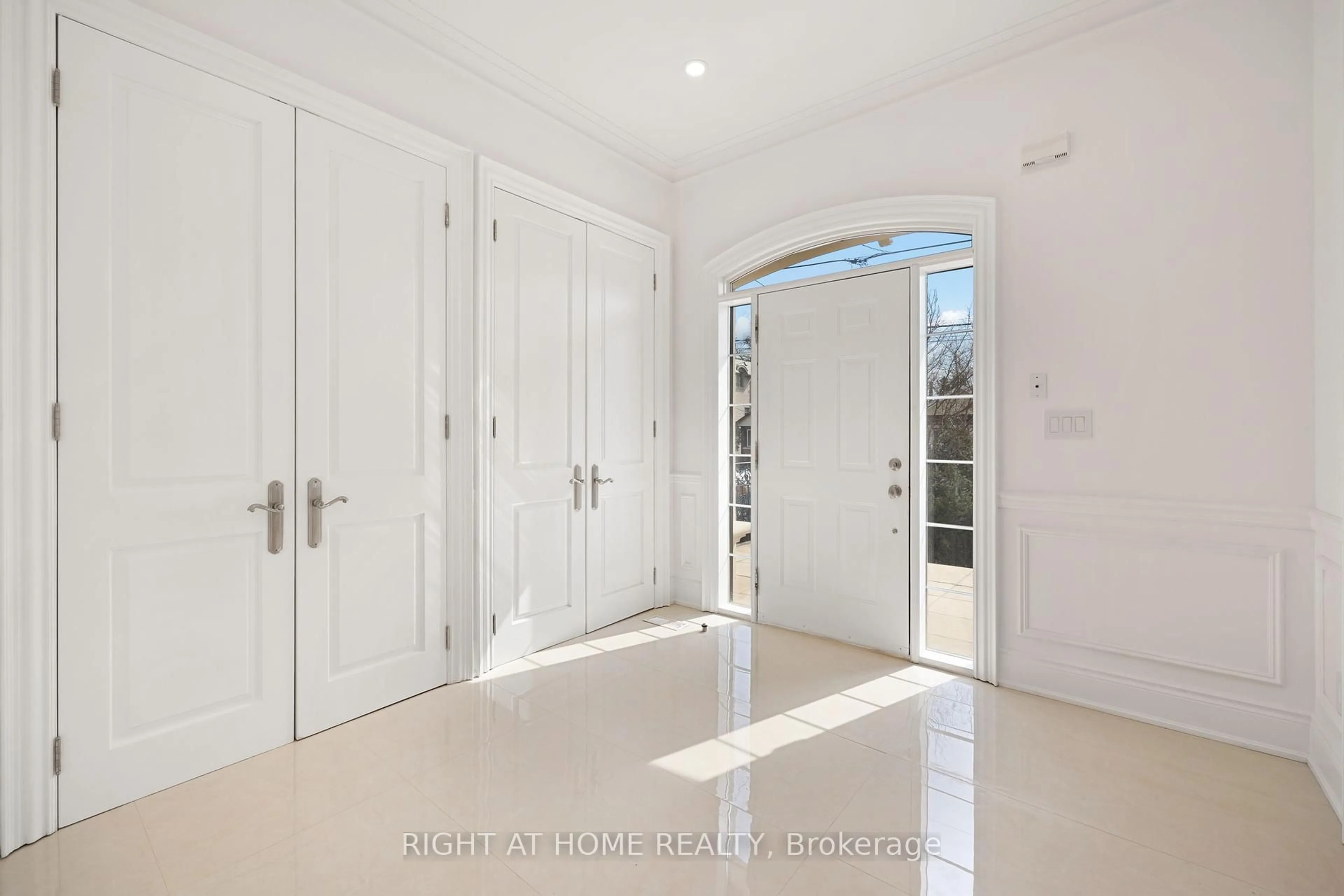 Indoor entryway for 196 Florence Ave, Toronto Ontario M2N 1G4