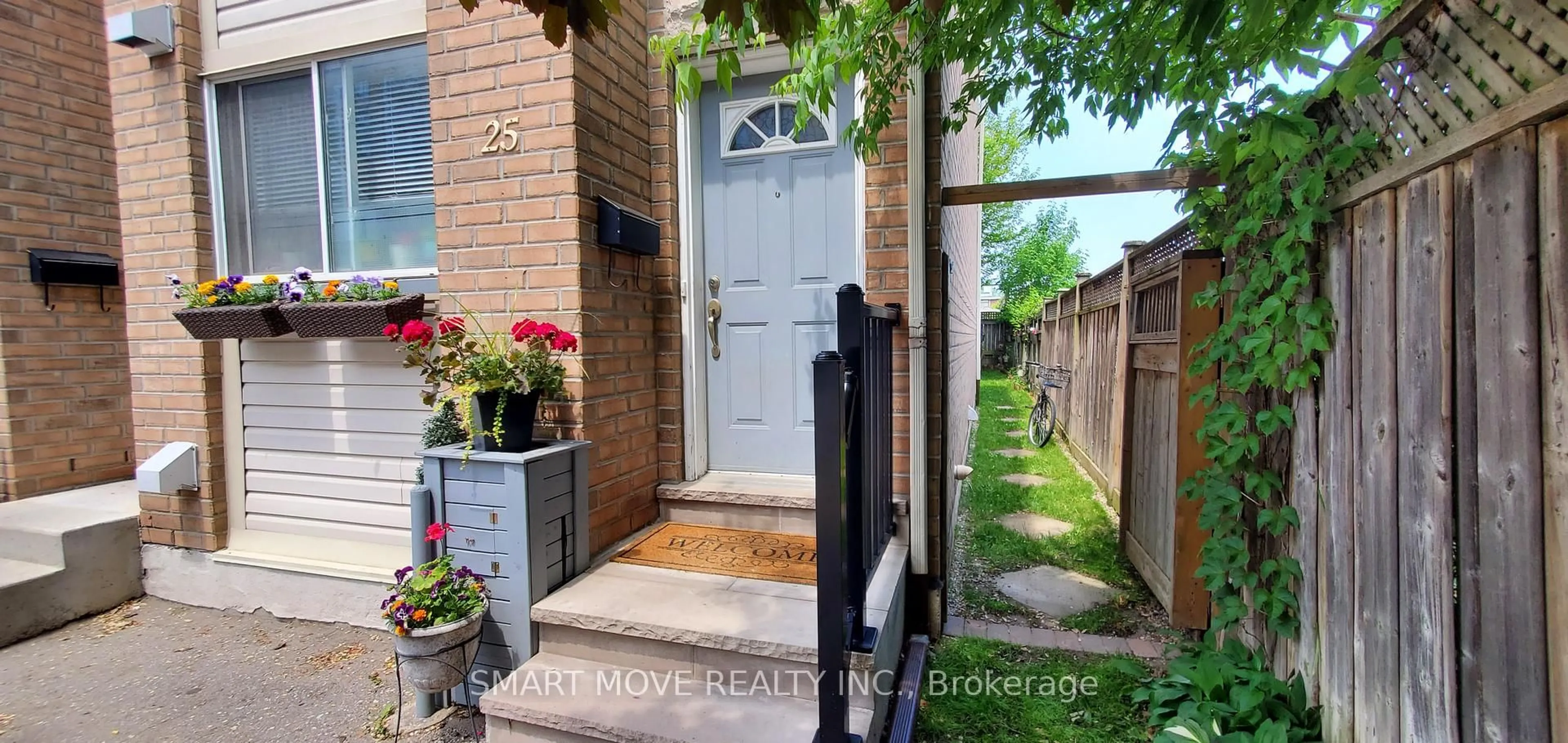 Indoor entryway for 21 Replin Rd #TH 25, Toronto Ontario M6A 2M8