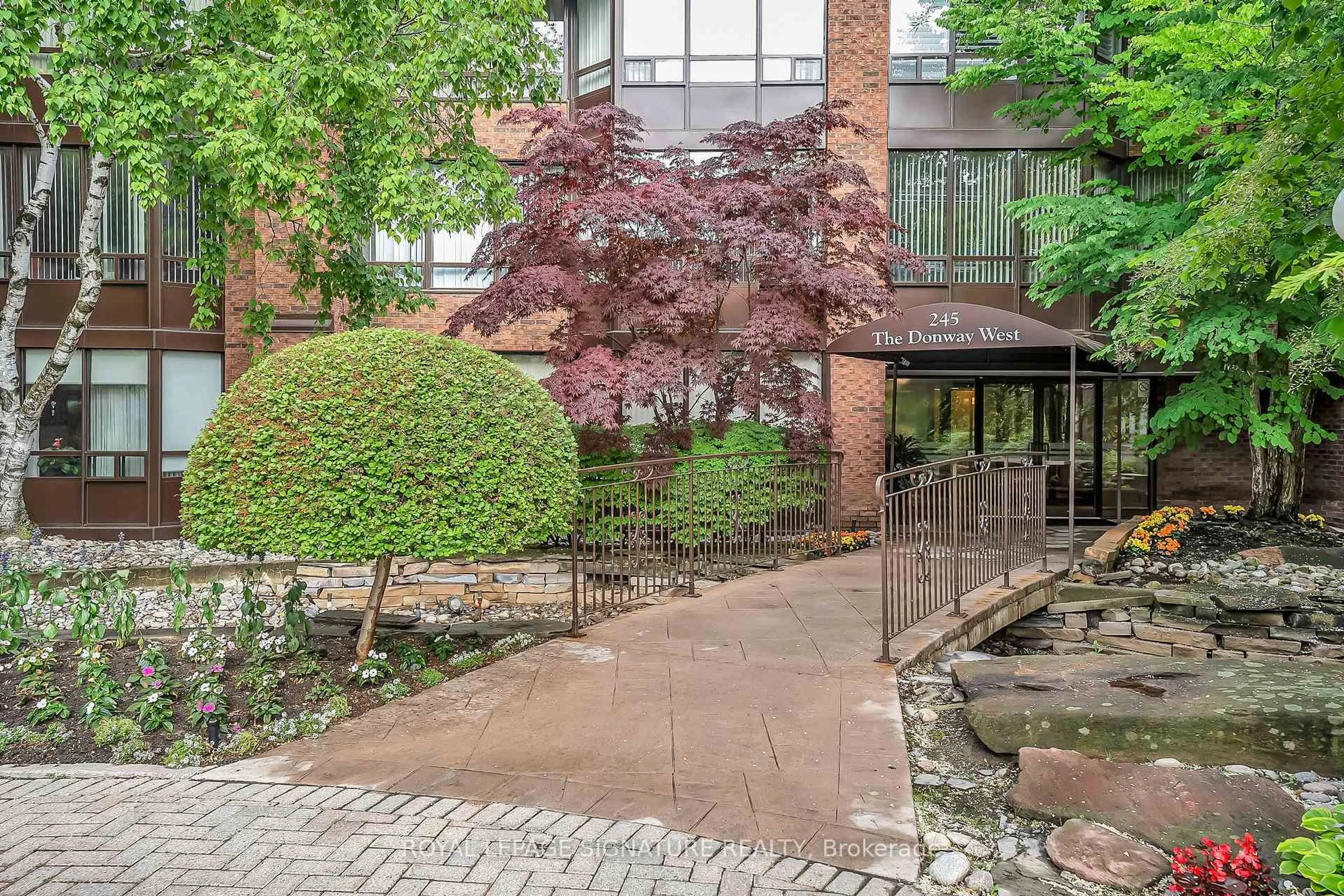 Patio, street for 245 The Donway #103, Toronto Ontario M3B 3M2