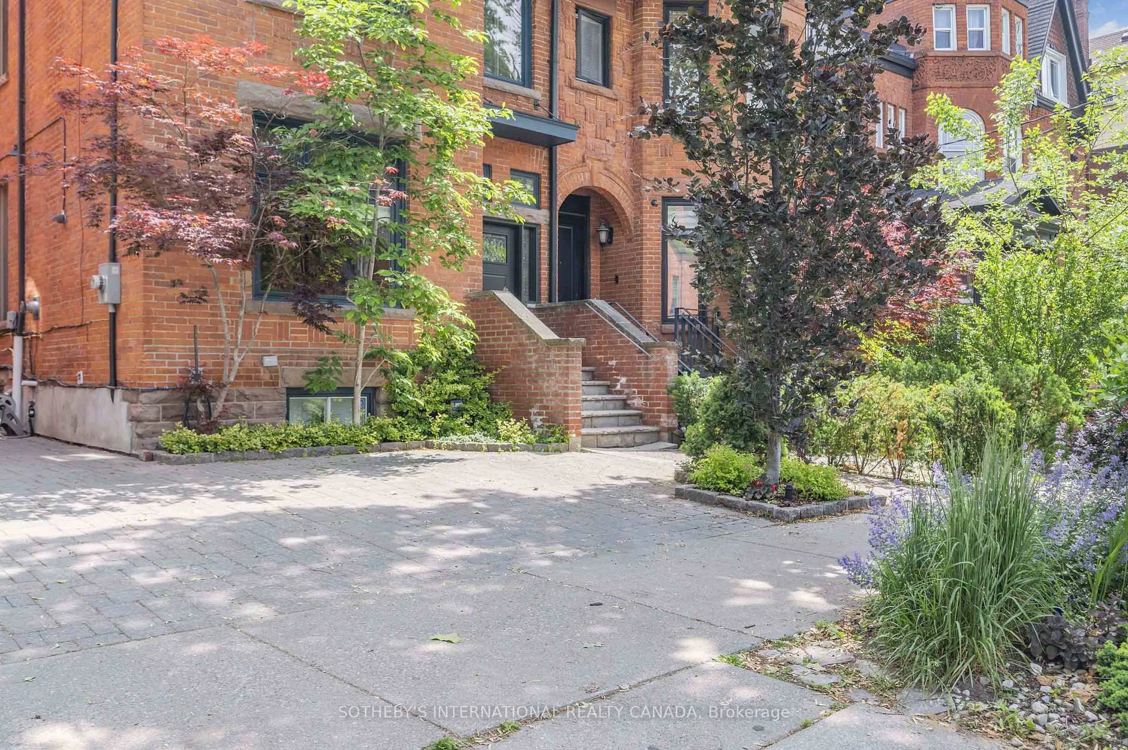 Patio, street for 67 Madison Ave, Toronto Ontario M5R 2S3