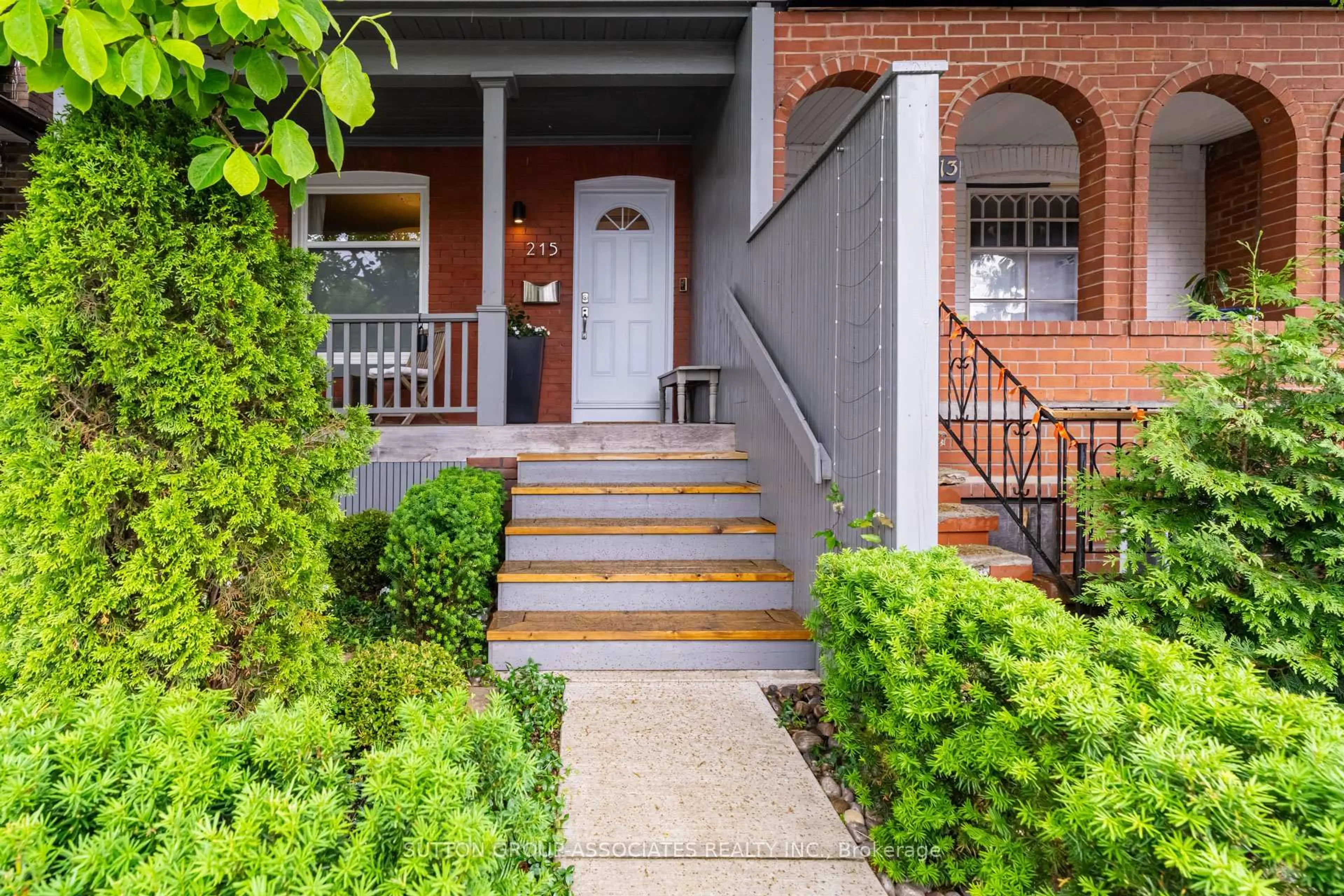 Unknown for 215 Christie St, Toronto Ontario M6G 3B5