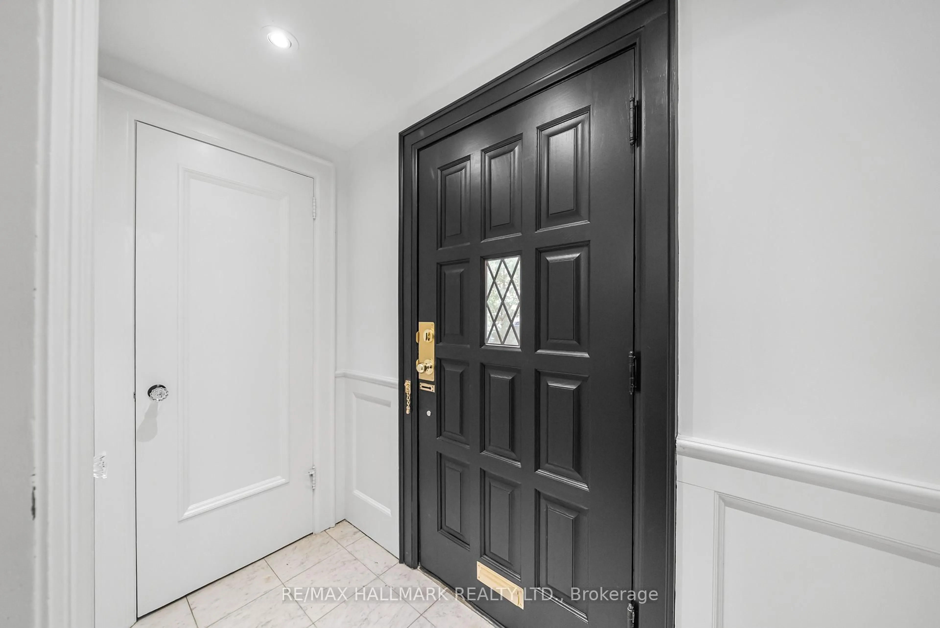 Indoor entryway for 16 Elderwood Dr, Toronto Ontario M5P 1W5