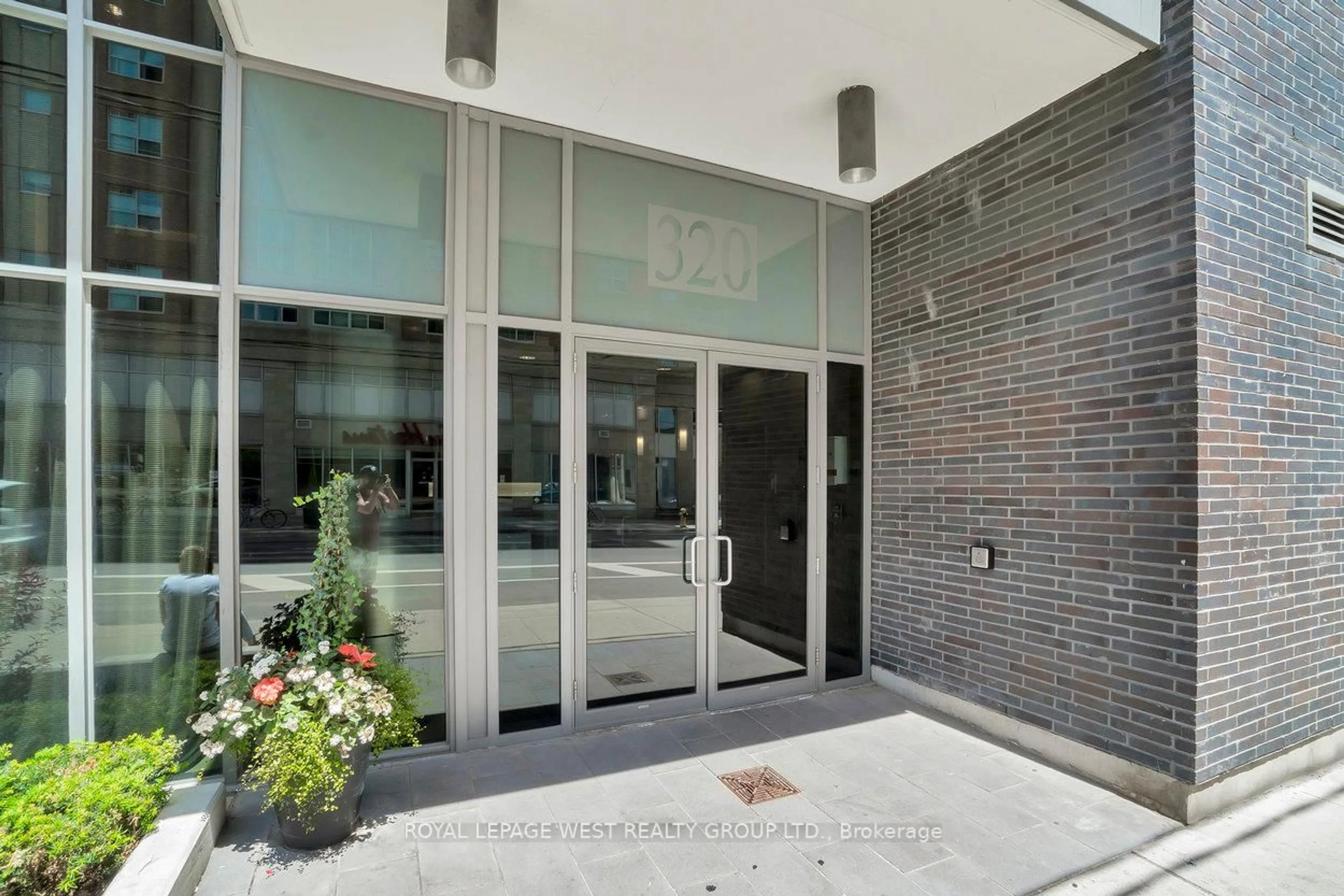 Indoor foyer for 320 Richmond St #201, Toronto Ontario M5A 1P9