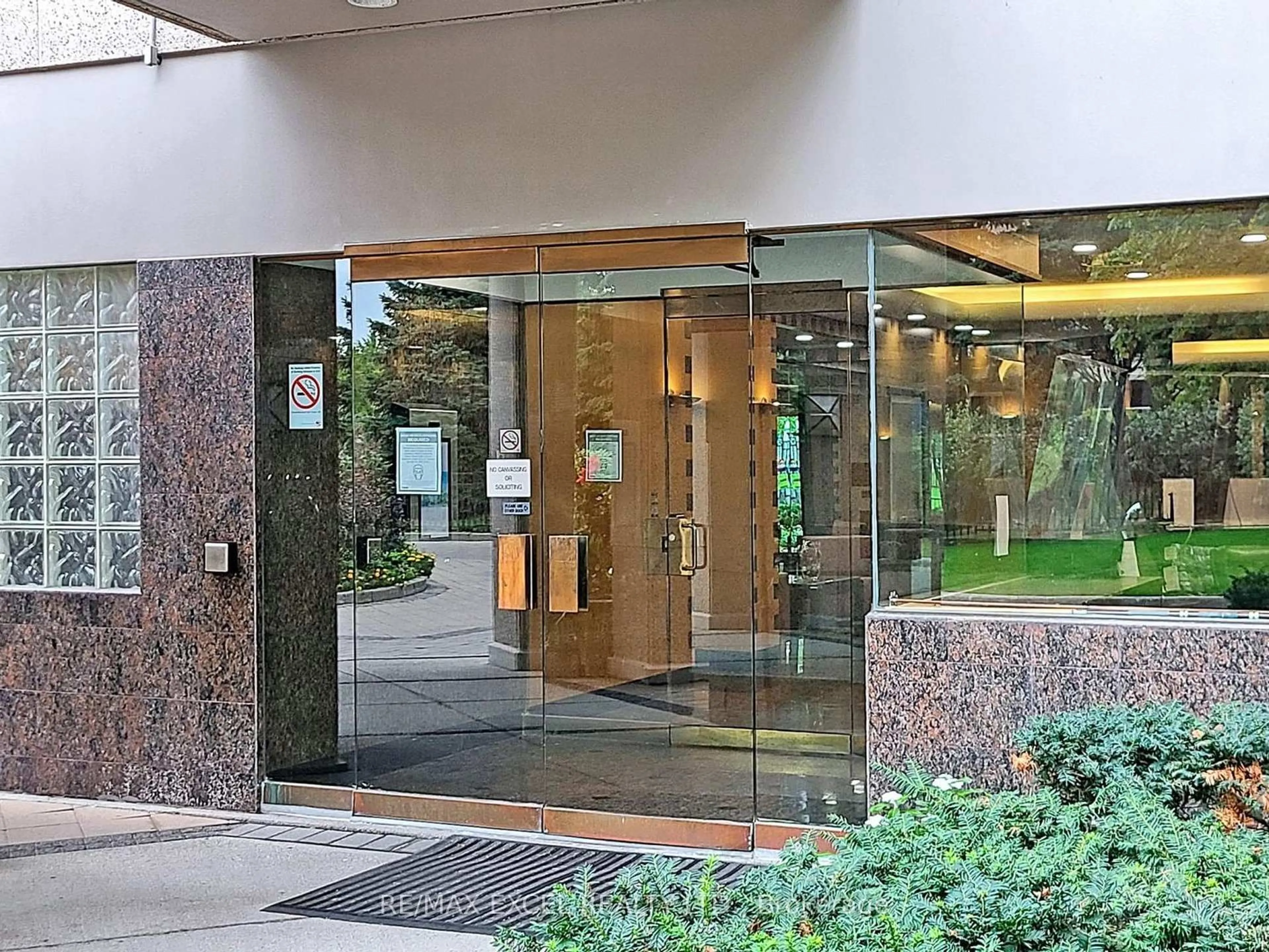 Indoor foyer for 18 Hillcrest Ave #1109, Toronto Ontario M2N 6T5
