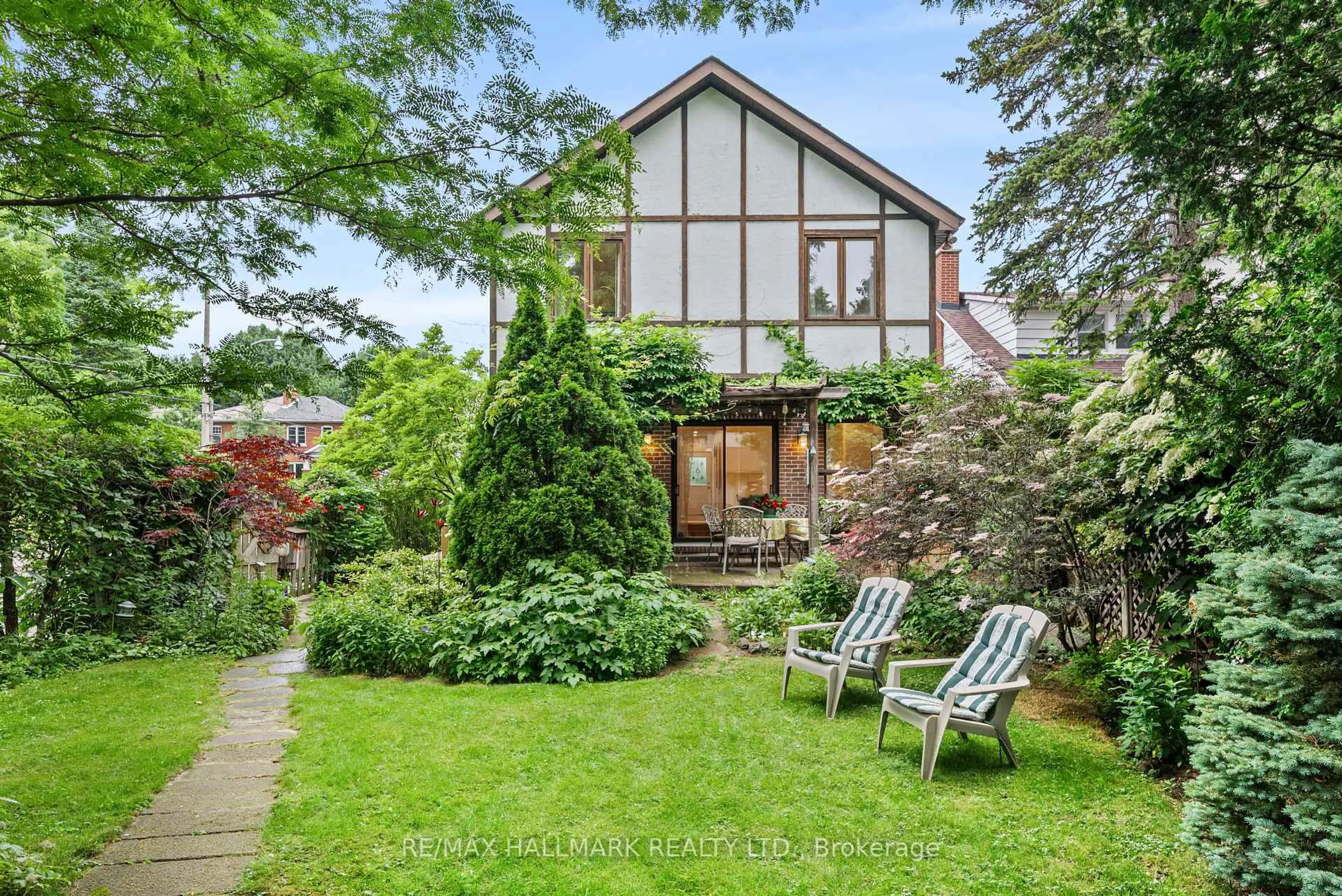 Patio, street for 297 Deloraine Ave, Toronto Ontario M5M 2B2