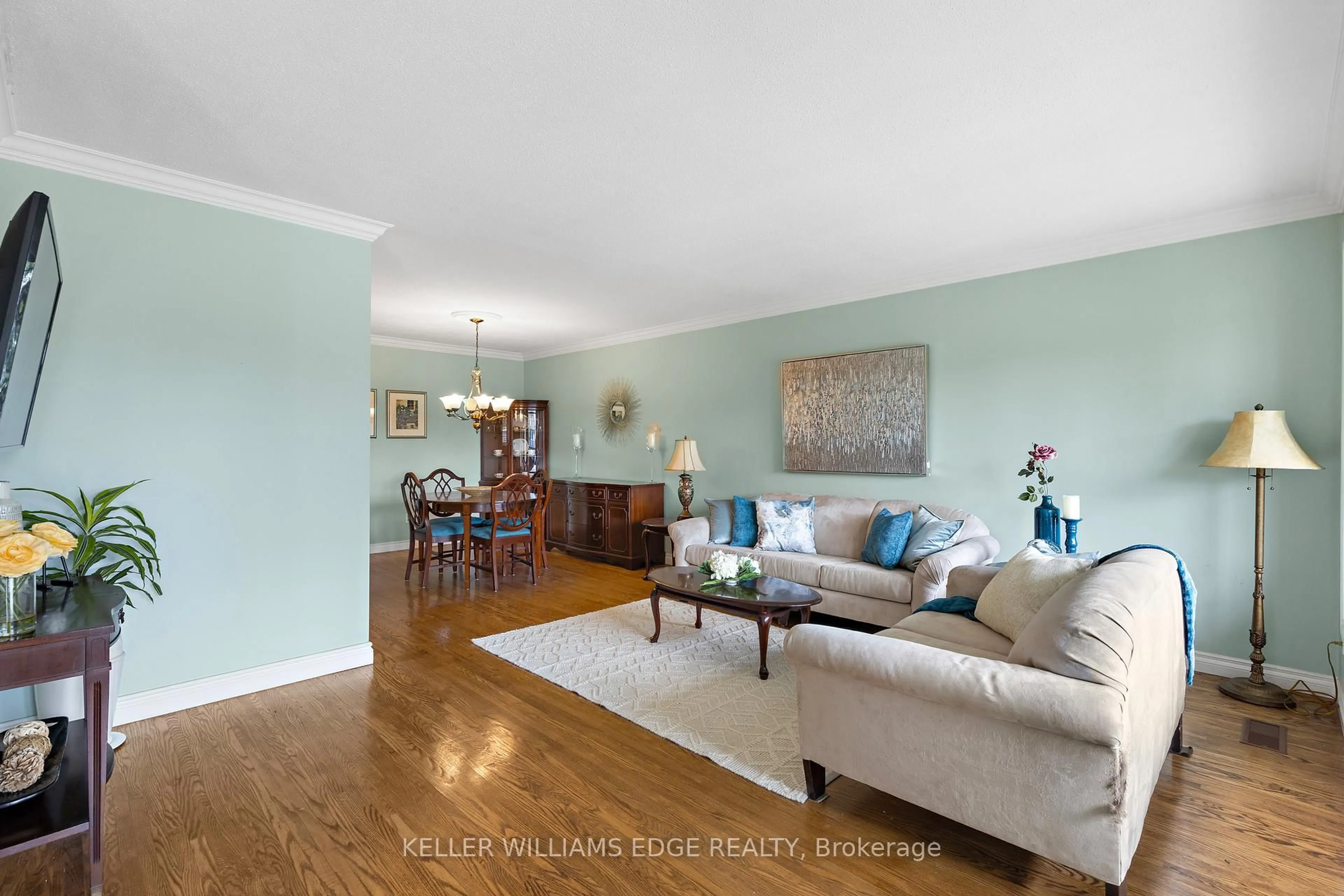 Living room with furniture, wood/laminate floor for 85 Sexton Cres, Toronto Ontario M2H 2L7