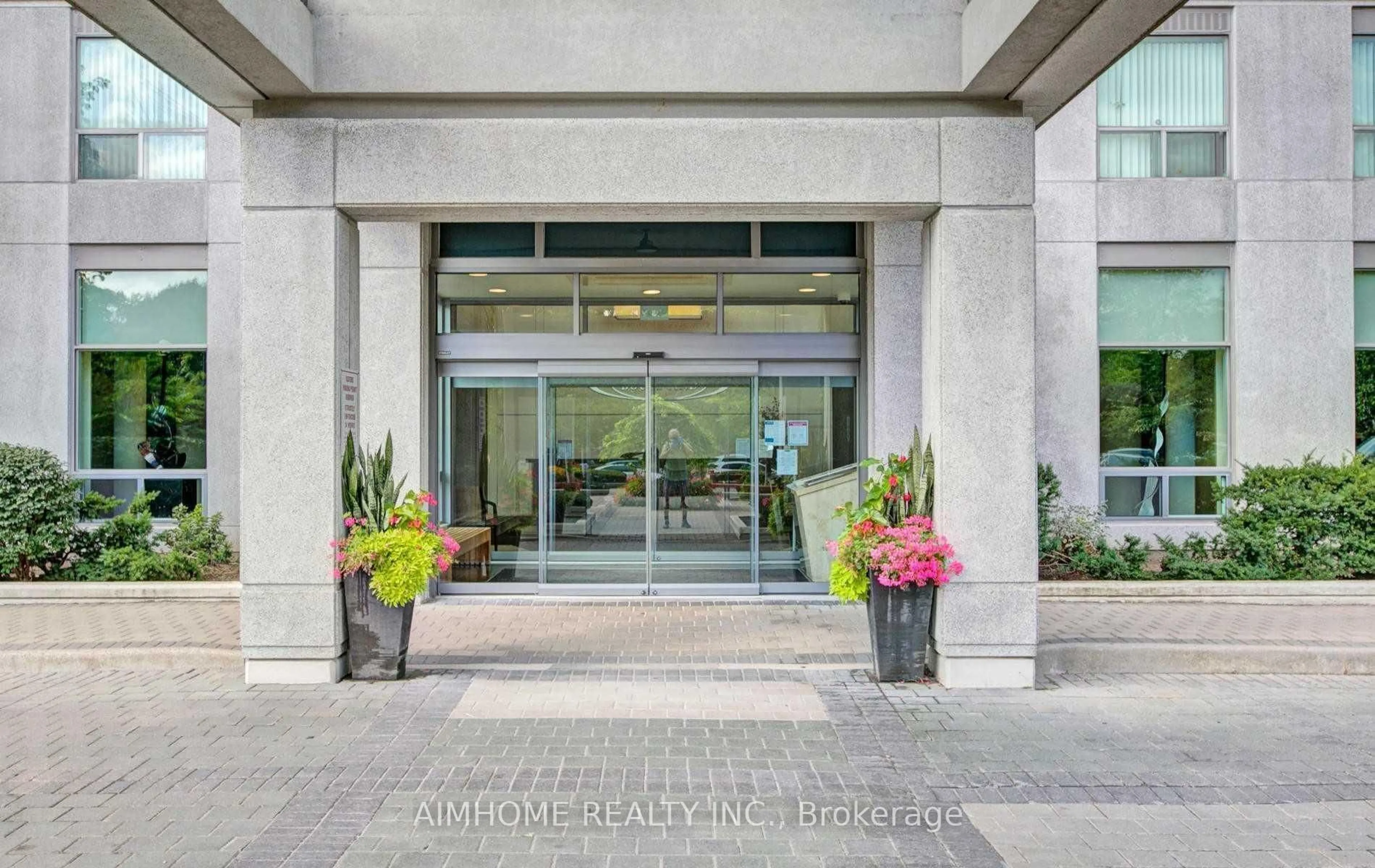Indoor foyer for 188 Doris Ave #1019, Toronto Ontario M2N 6Z5