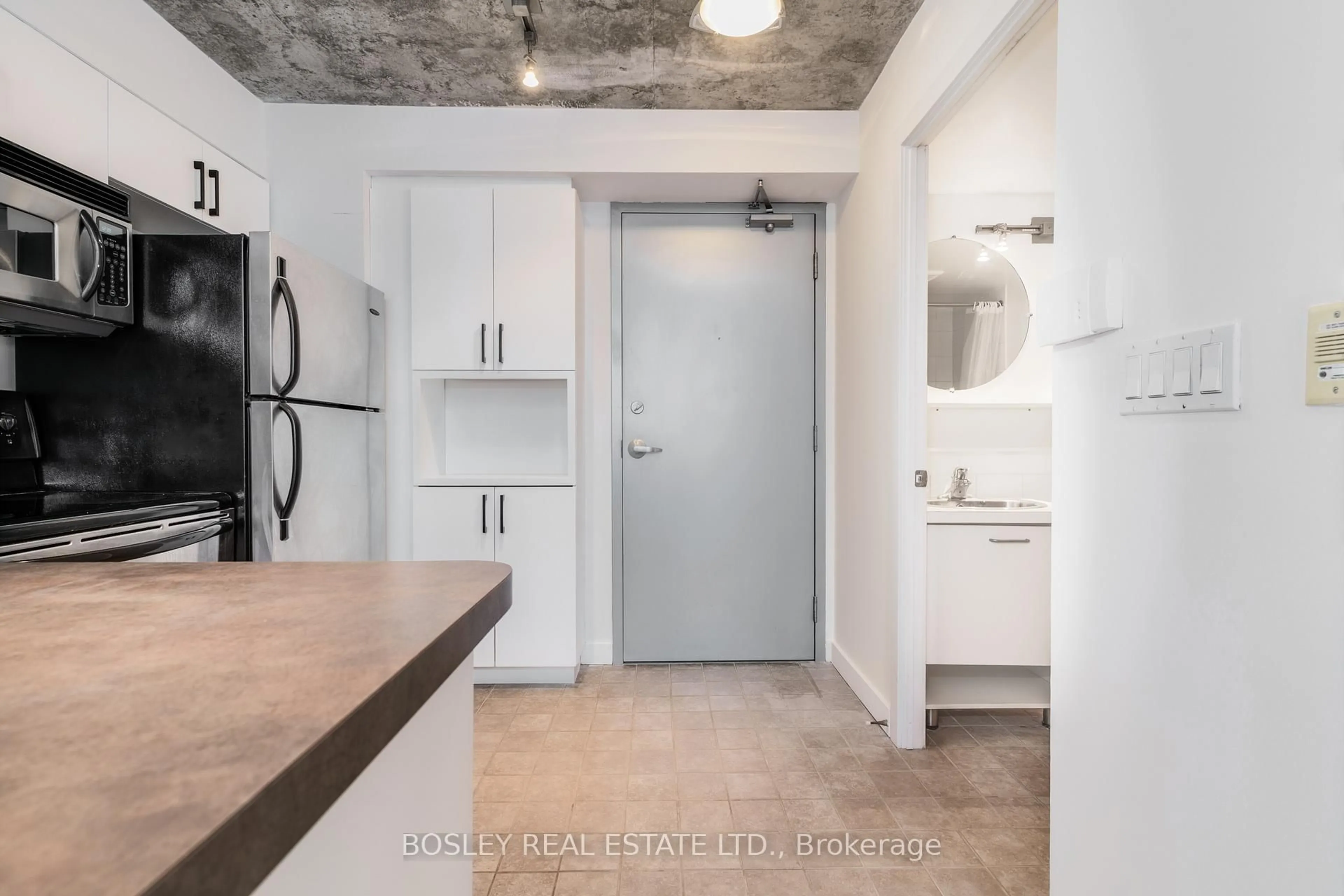 Standard kitchen, unknown for 255 Richmond St #818, Toronto Ontario M5A 4T7
