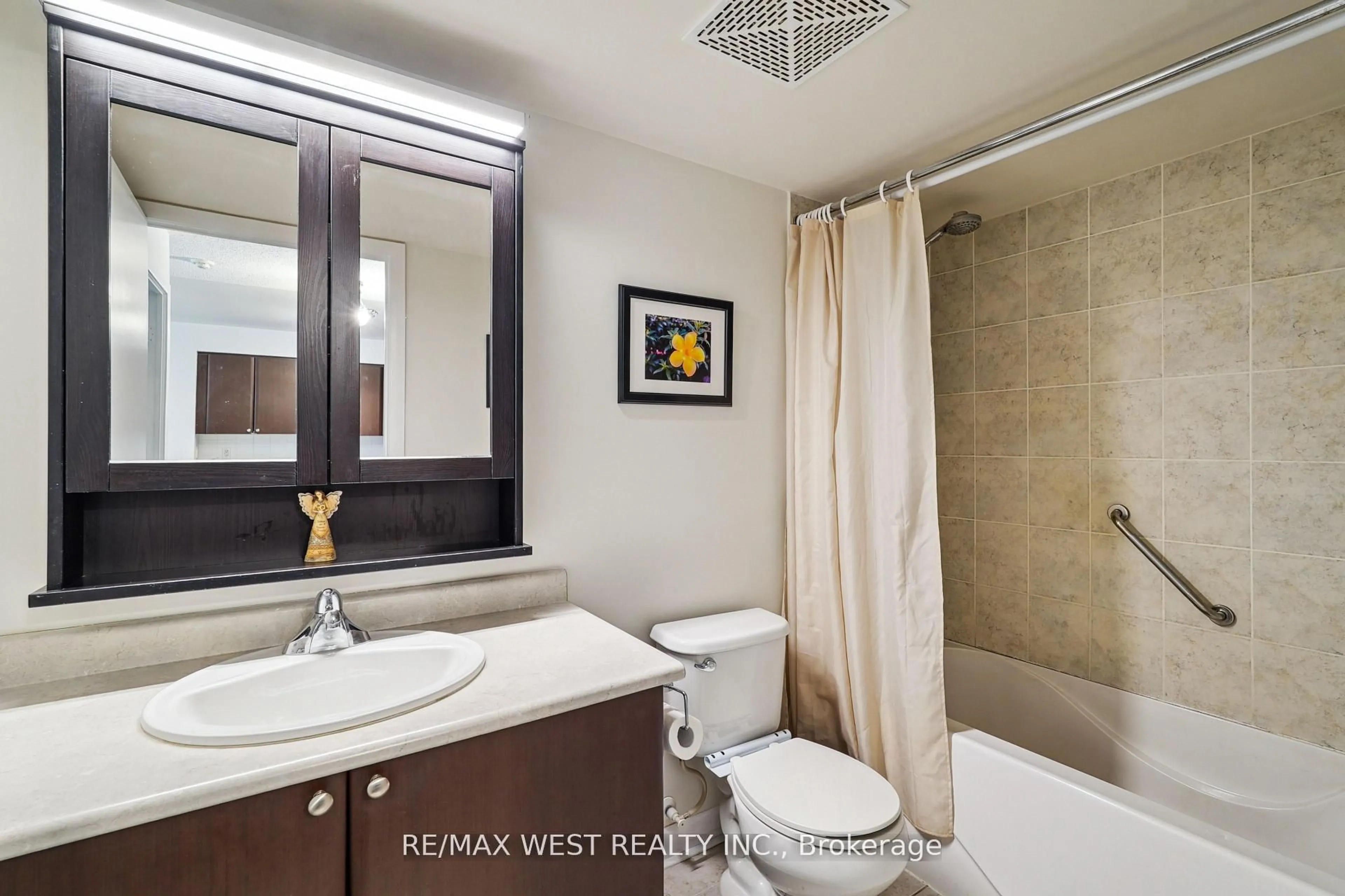 Standard bathroom, ceramic/tile floor for 525 Wilson Ave #349, Toronto Ontario M3H 0A7