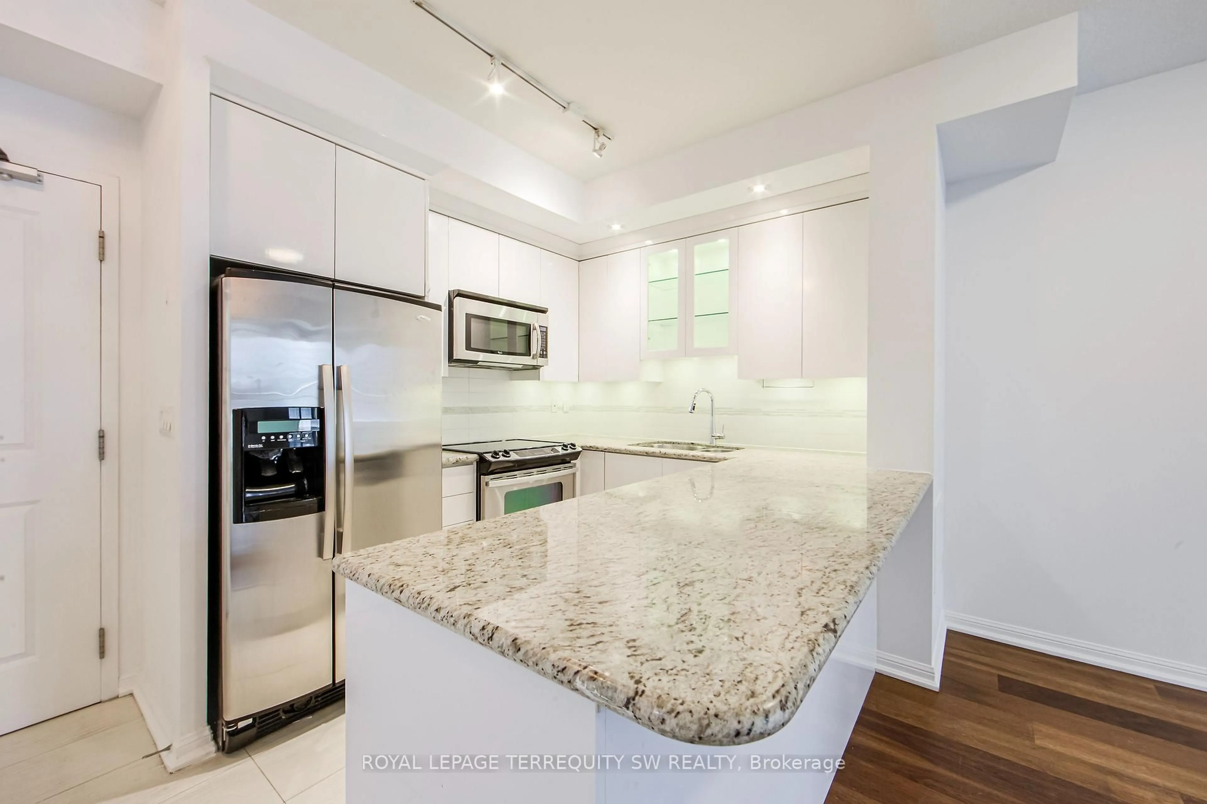 Open concept kitchen, unknown for 628 Fleet St #1009, Toronto Ontario M5V 1A8