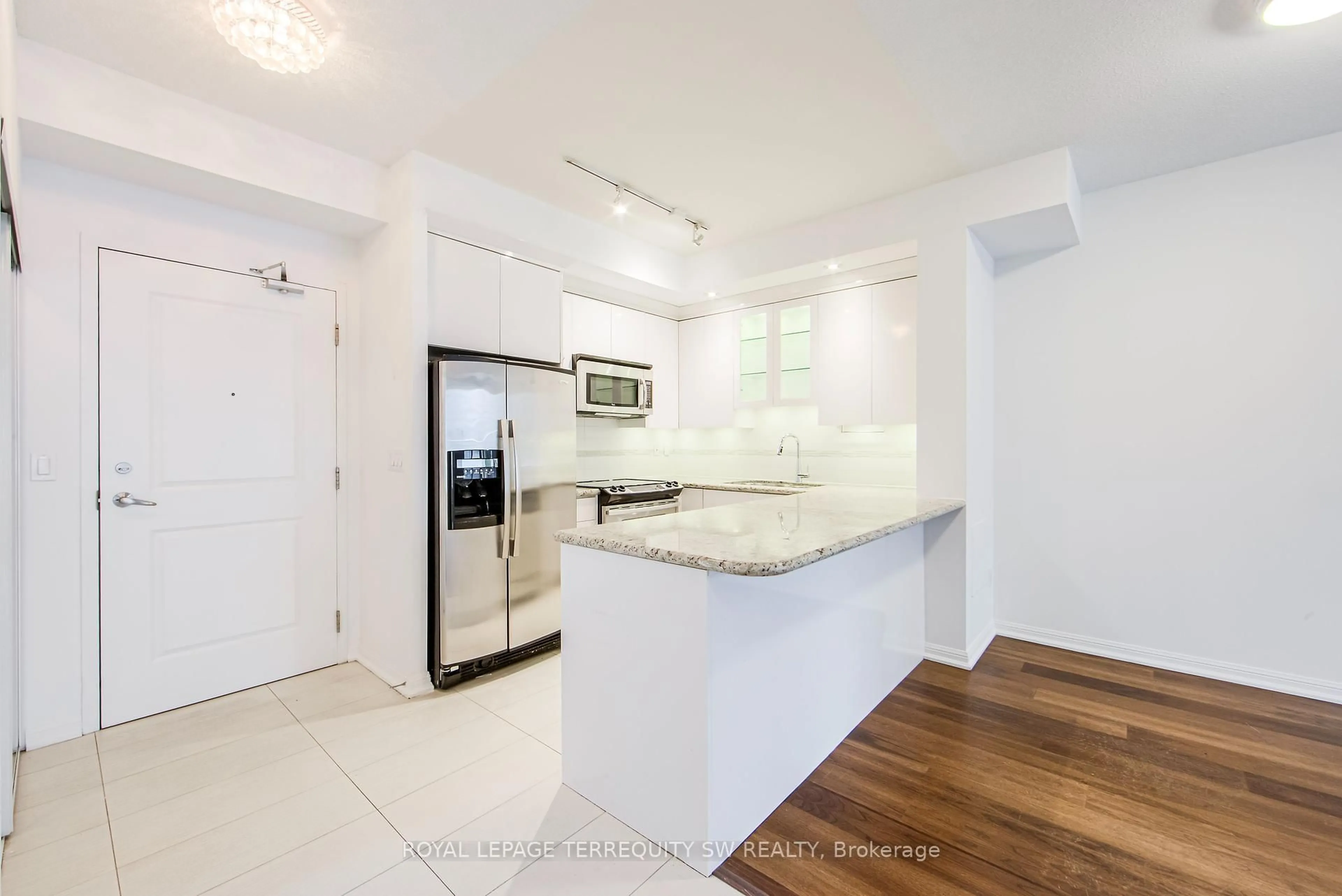 Open concept kitchen, ceramic/tile floor for 628 Fleet St #1009, Toronto Ontario M5V 1A8