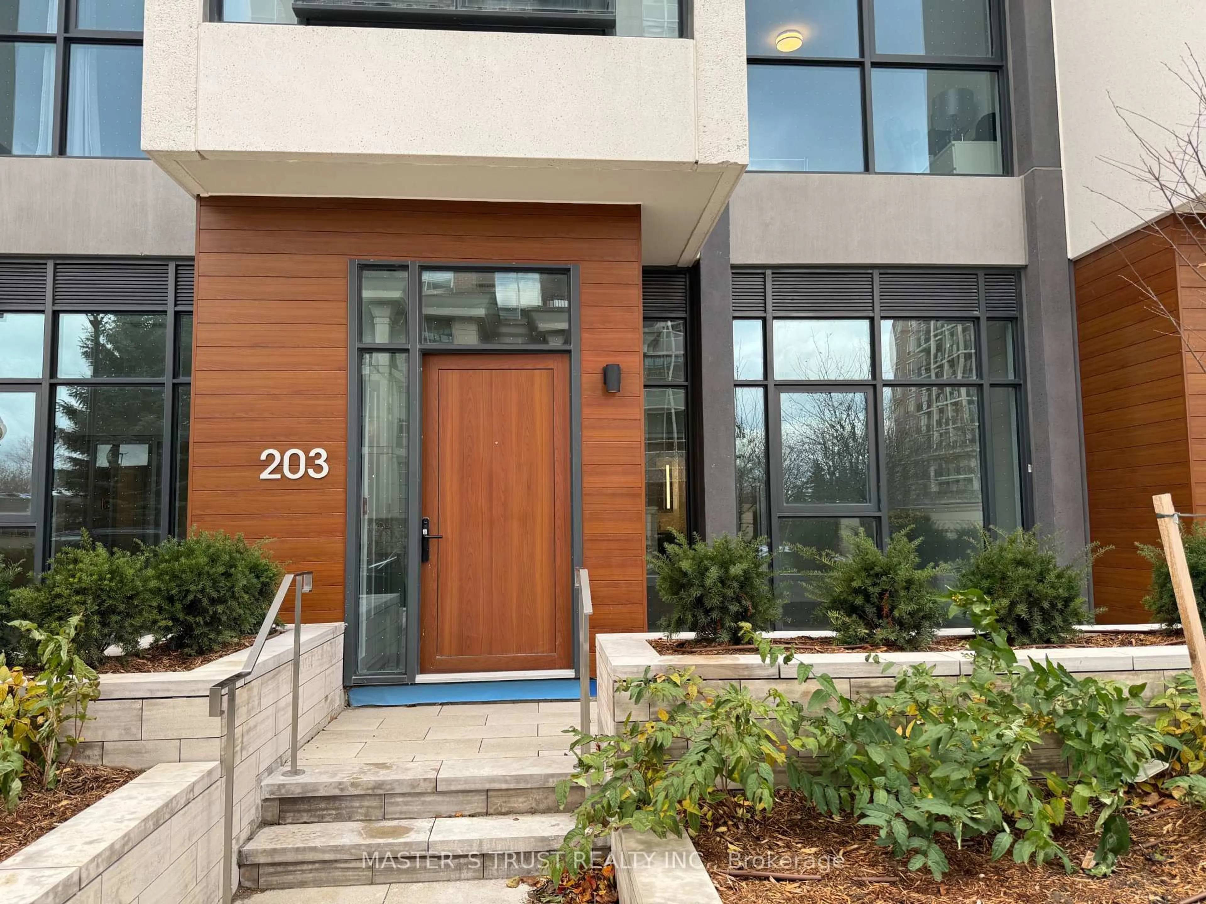 Indoor entryway for 30 IN ON THE PARK Dr #203, Toronto Ontario M3C 0P7