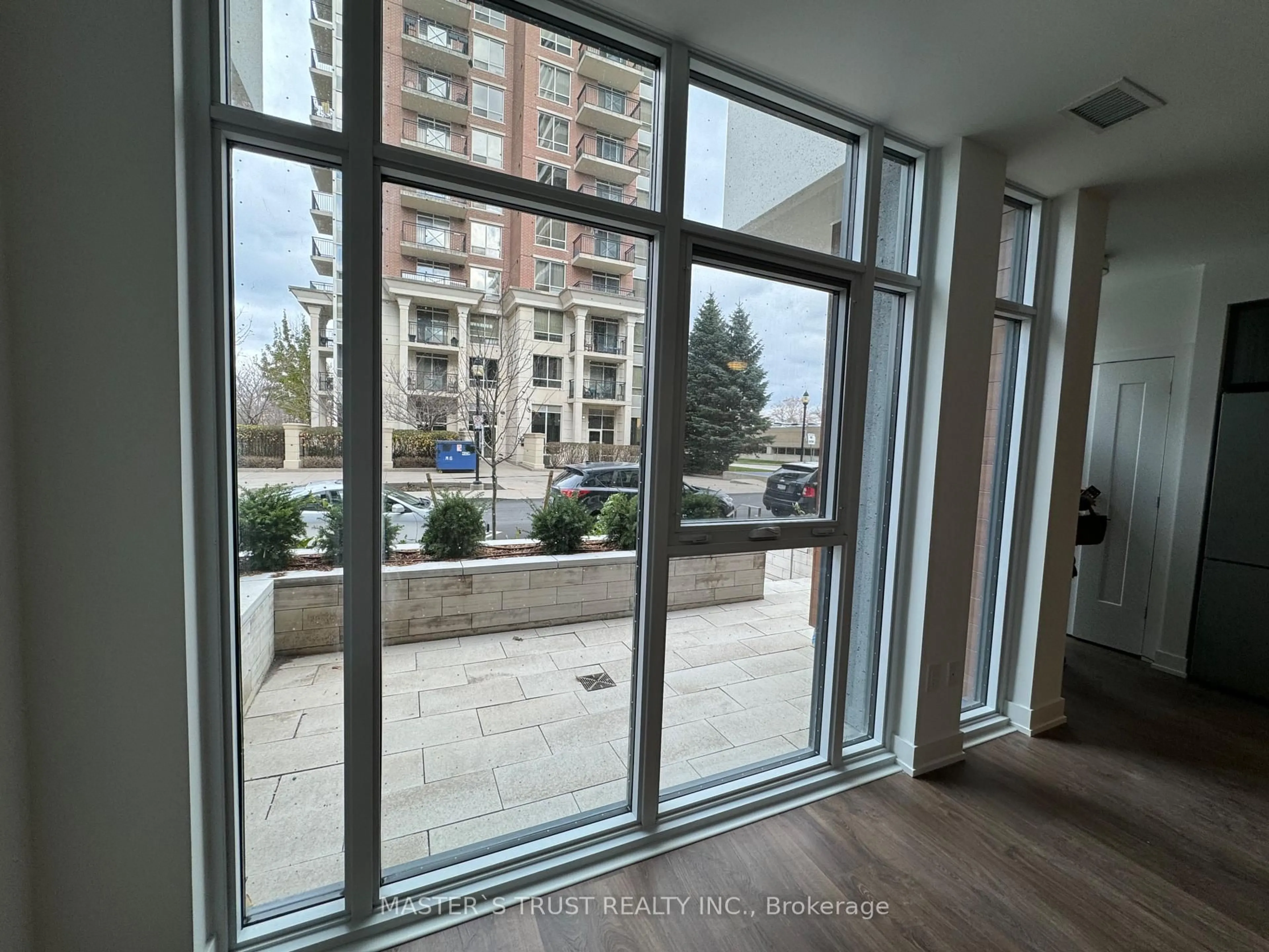 Indoor foyer for 30 IN ON THE PARK Dr #203, Toronto Ontario M3C 0P7