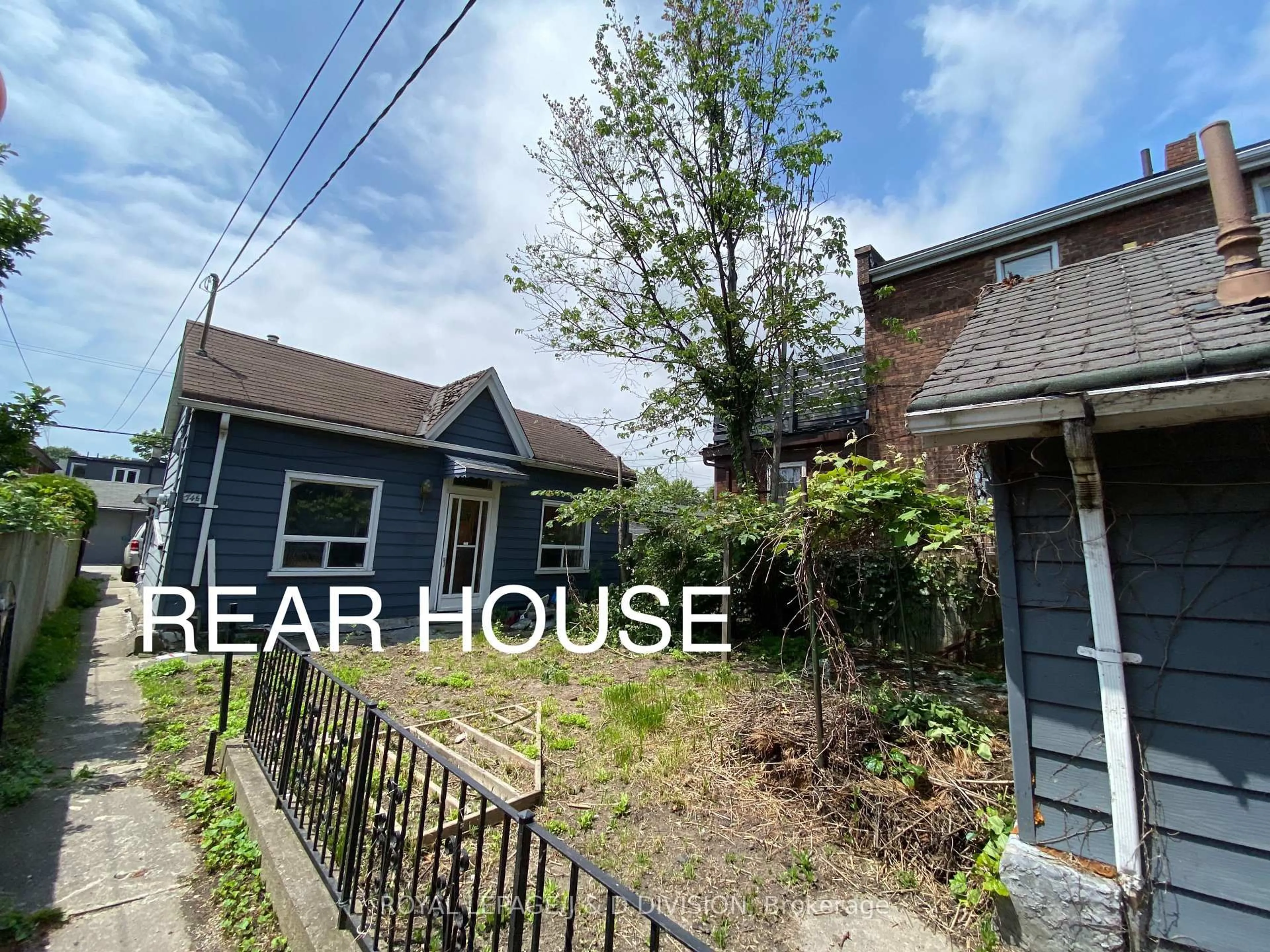 A pic from outside/outdoor area/front of a property/back of a property/a pic from drone, street for 74 Markham St, Toronto Ontario M6J 2G5