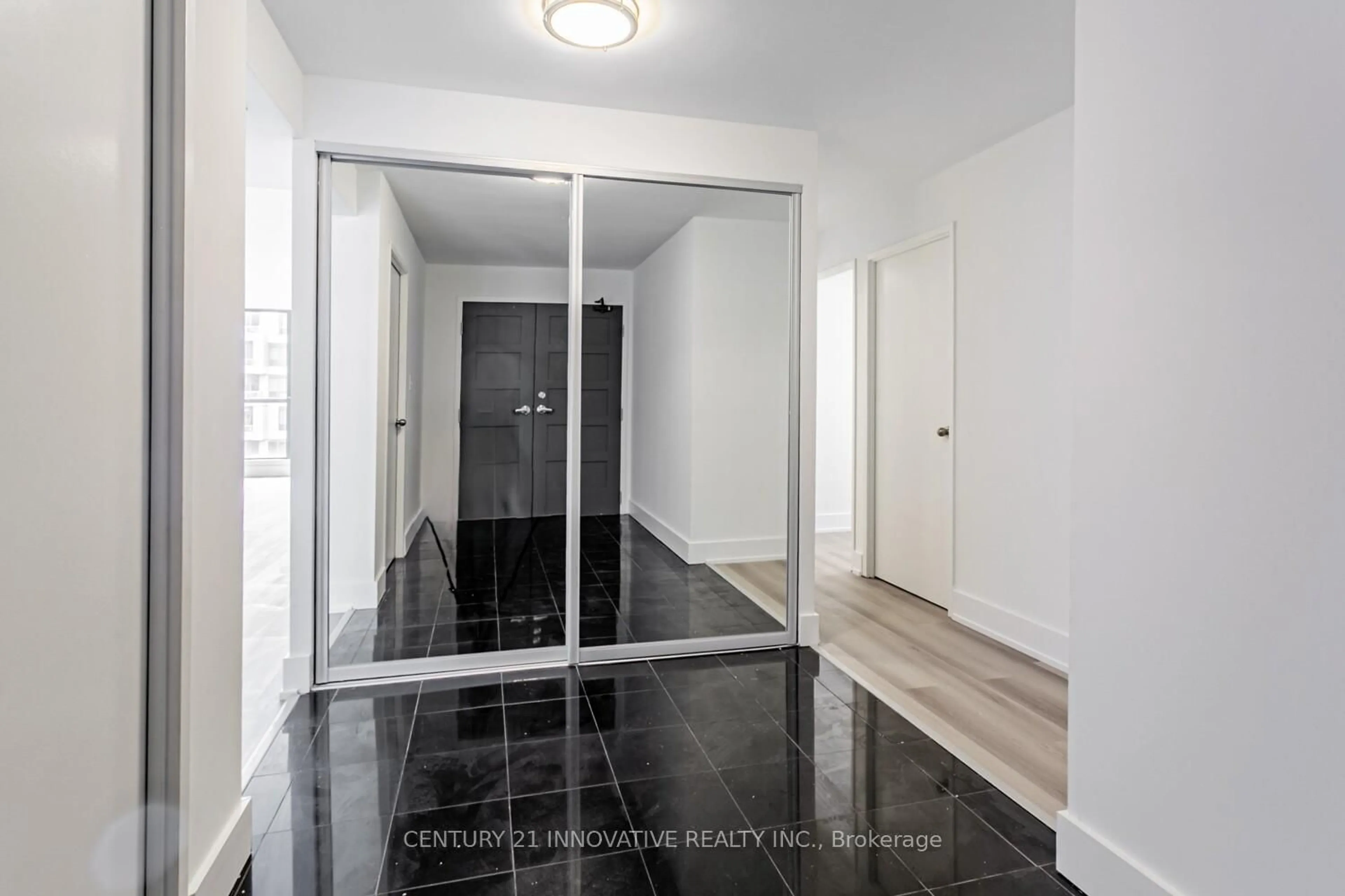 Indoor entryway for 188 Spadina Ave #604, Toronto Ontario M5T 3A4
