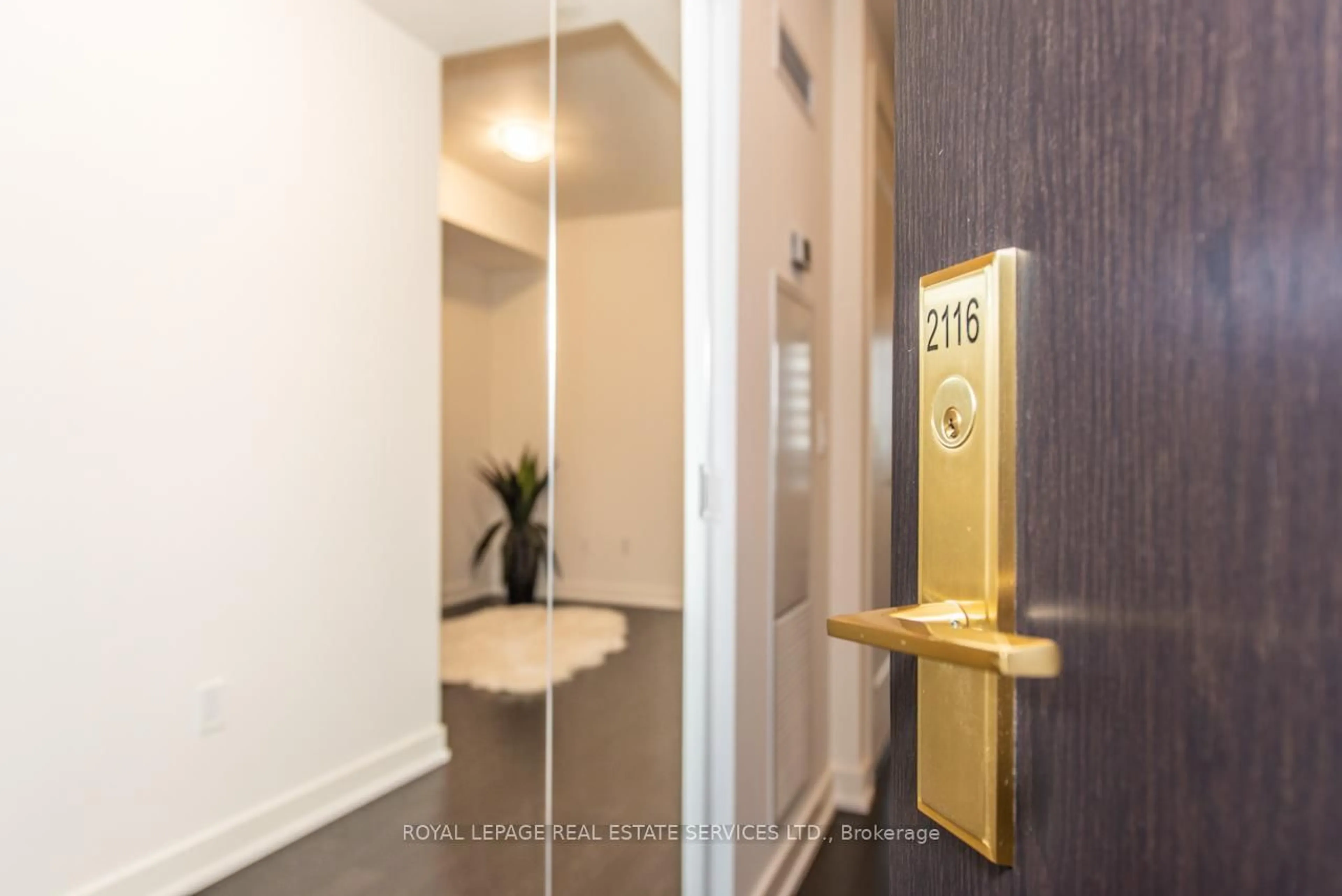 Indoor foyer for 330 Richmond St #2116, Toronto Ontario M5V 1X2