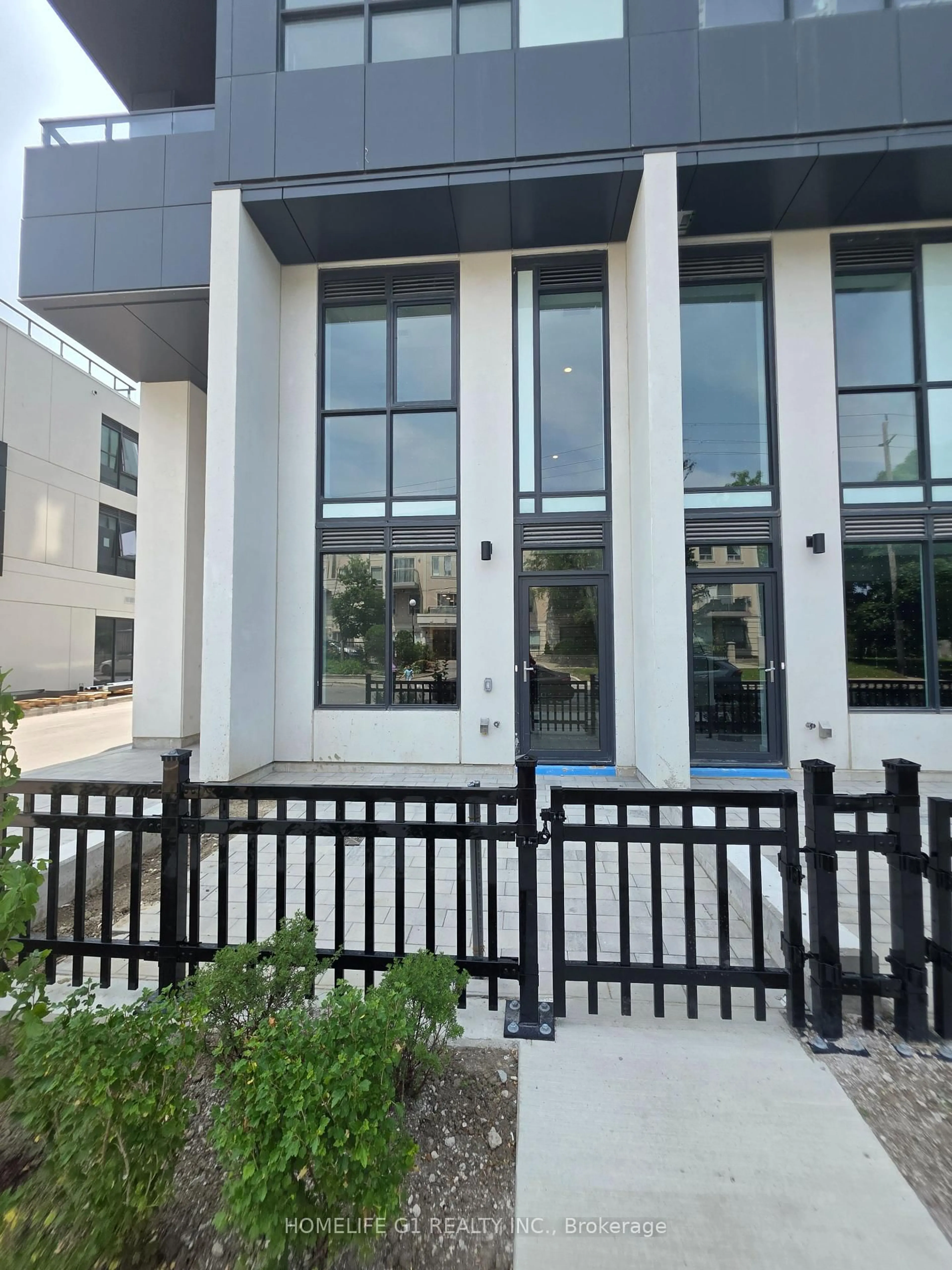 Home with vinyl exterior material, street for 6 Greenbriar Rd #7, Toronto Ontario M2K 0H6