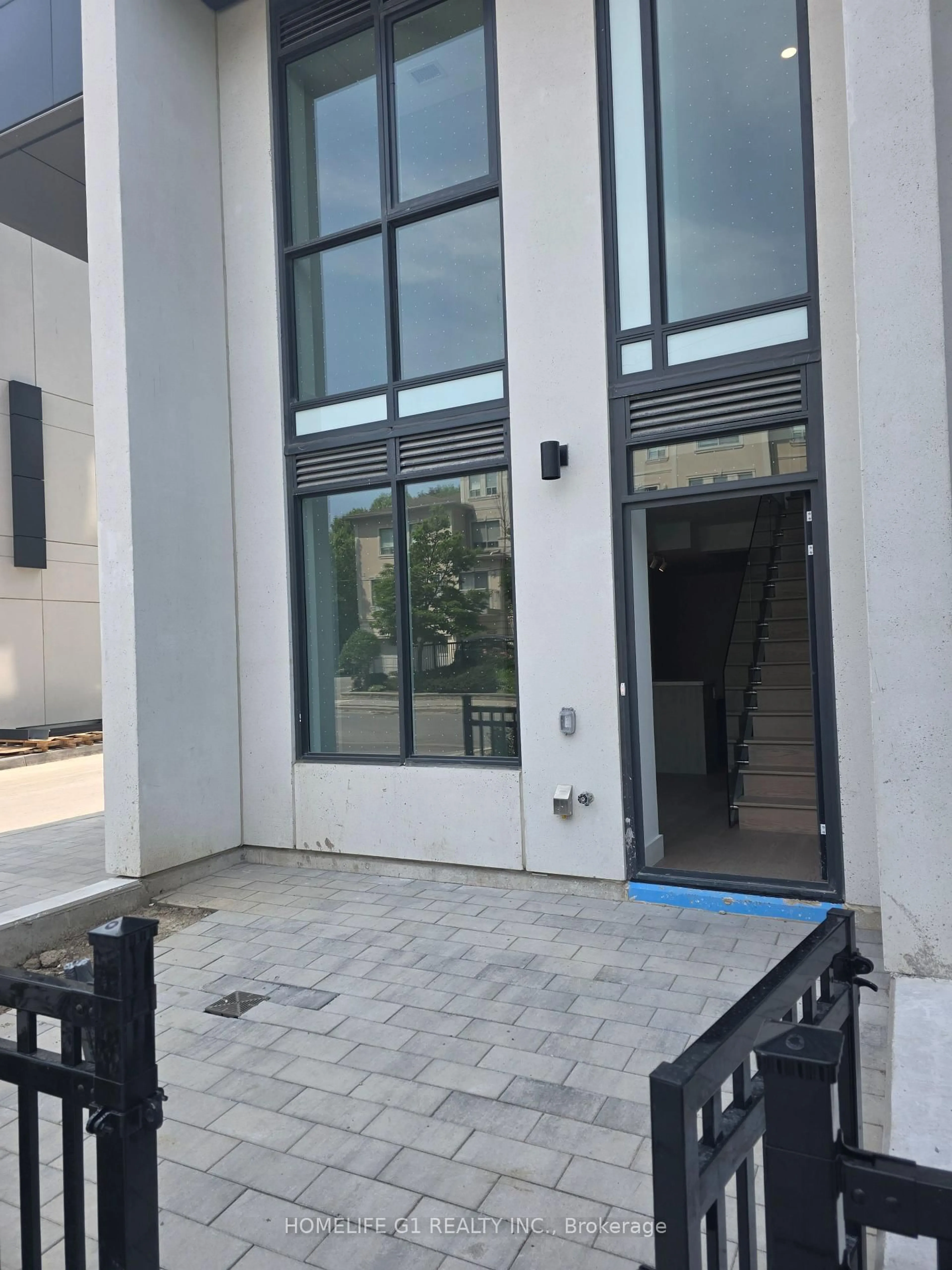 Indoor foyer for 6 Greenbriar Rd #7, Toronto Ontario M2K 0H6