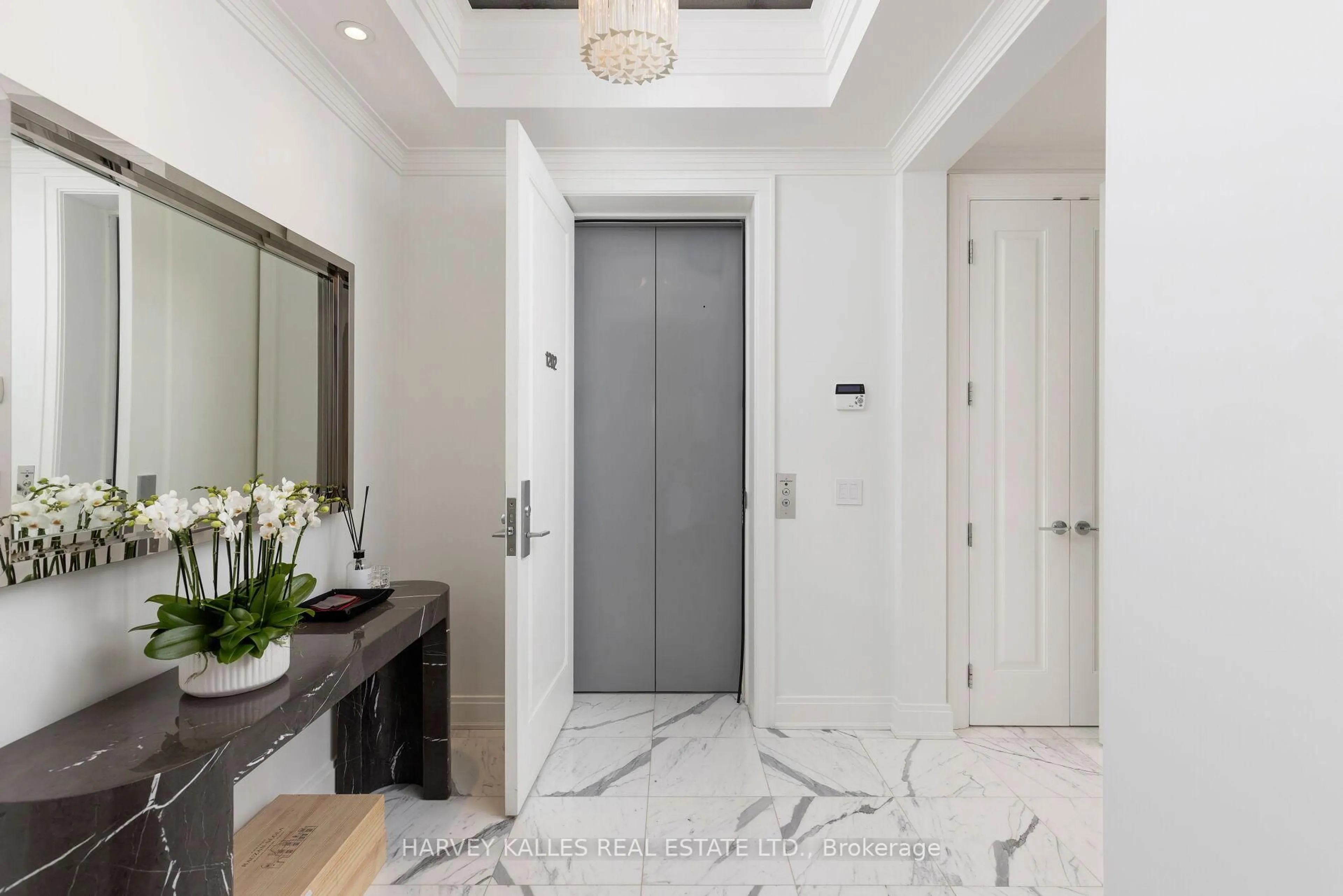 Indoor entryway for 206 Bloor St #1202, Toronto Ontario M5S 1T8