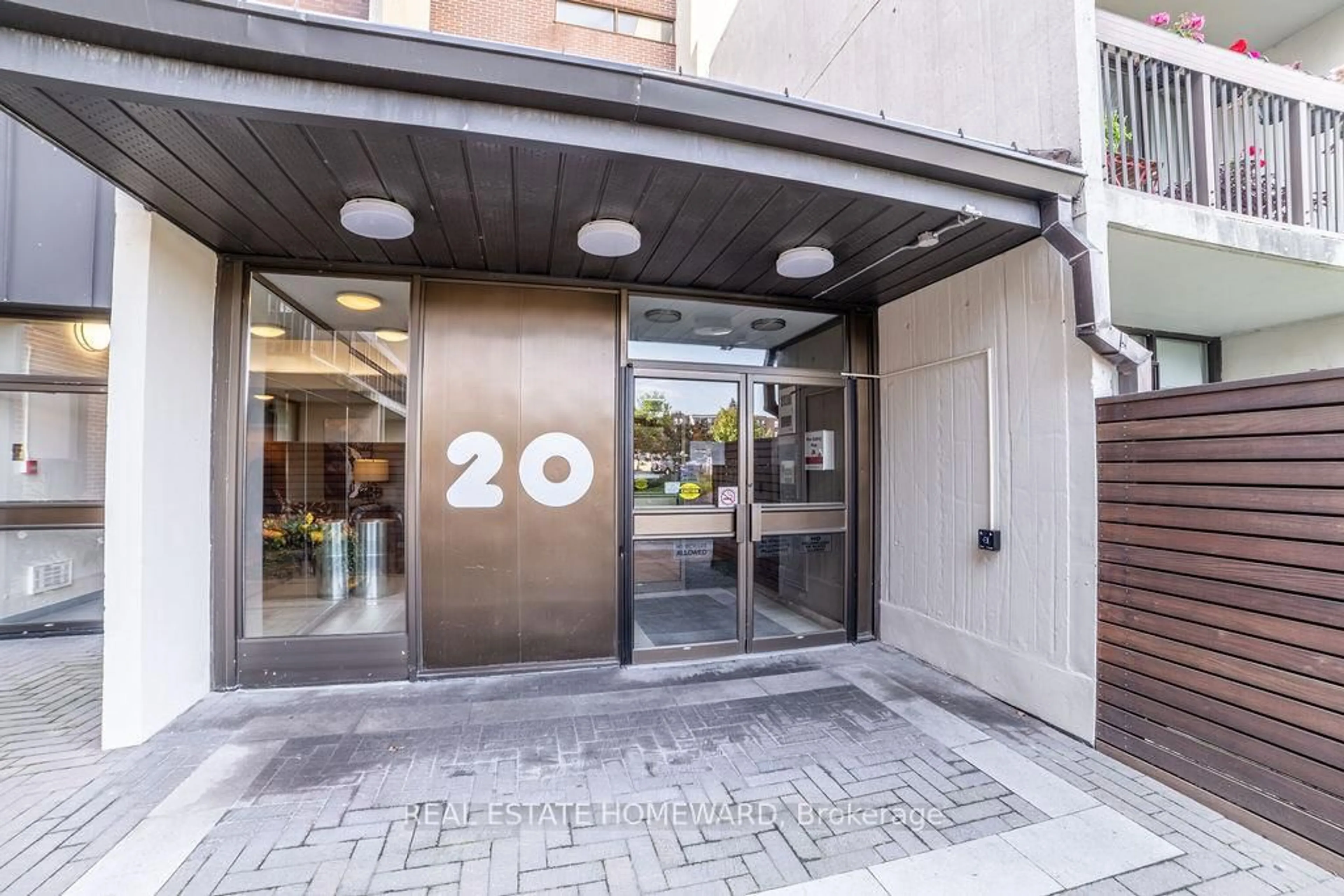 Indoor foyer for 20 Fashion Roseway #415, Toronto Ontario M2N 6B5