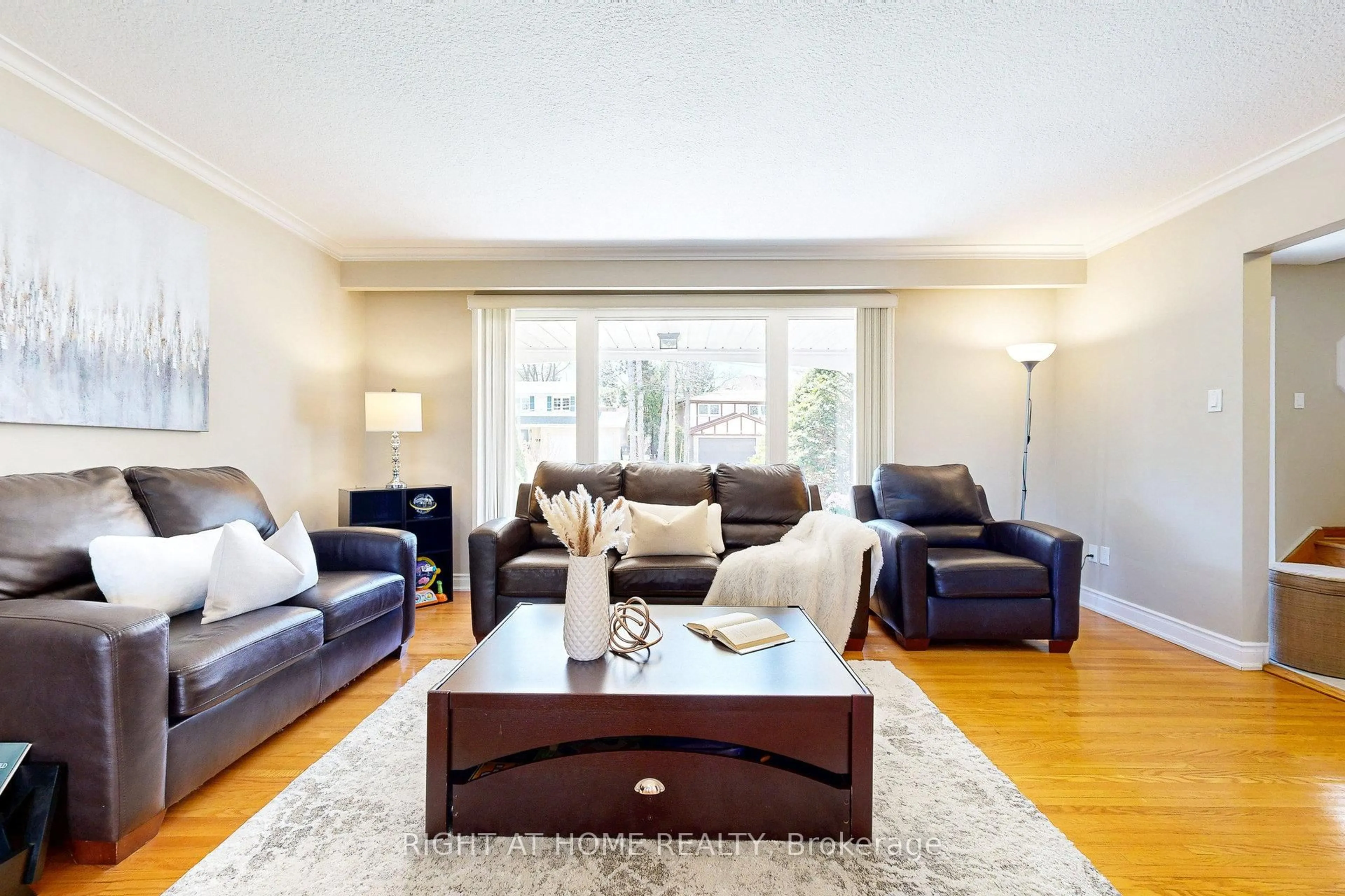 Living room with furniture, unknown for 5 Robinter Dr, Toronto Ontario M2M 3R1