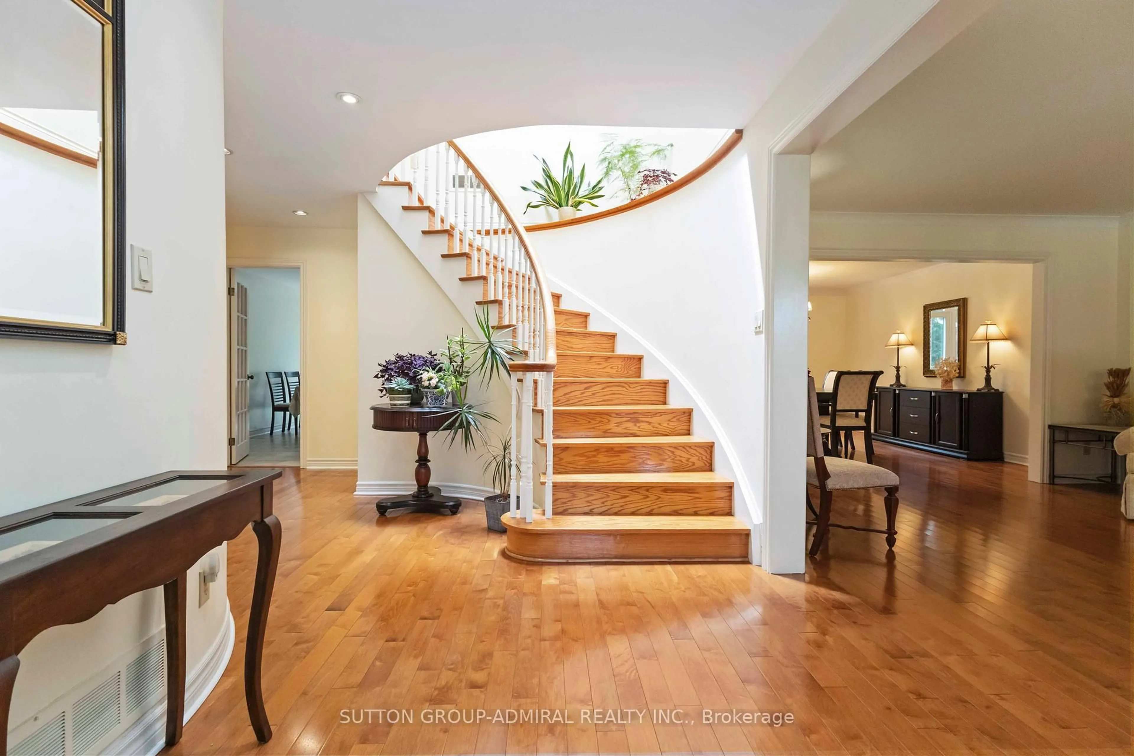 Indoor foyer for 71 Farmstead Rd, Toronto Ontario M2L 2X2