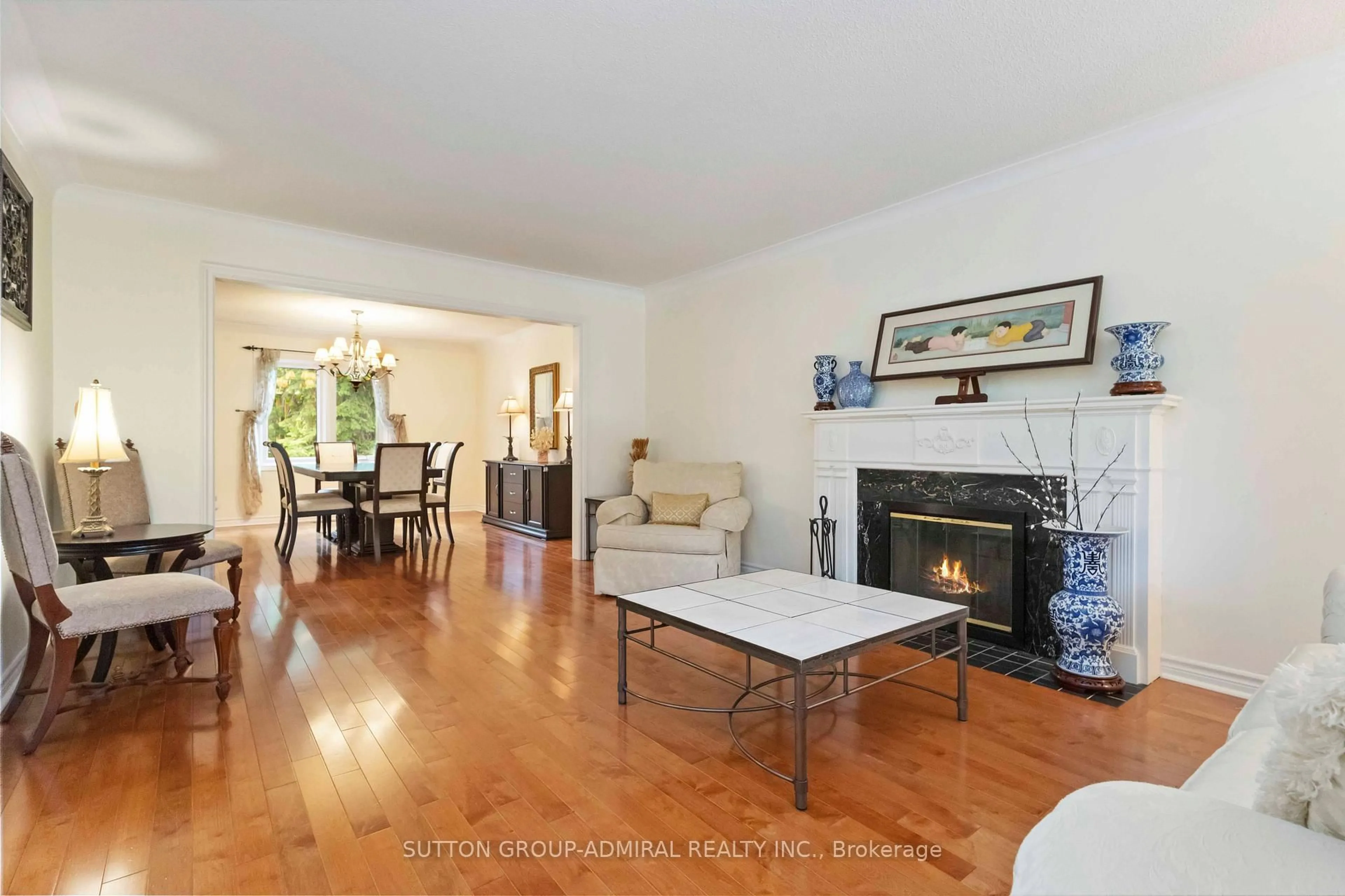 Living room with furniture, unknown for 71 Farmstead Rd, Toronto Ontario M2L 2X2