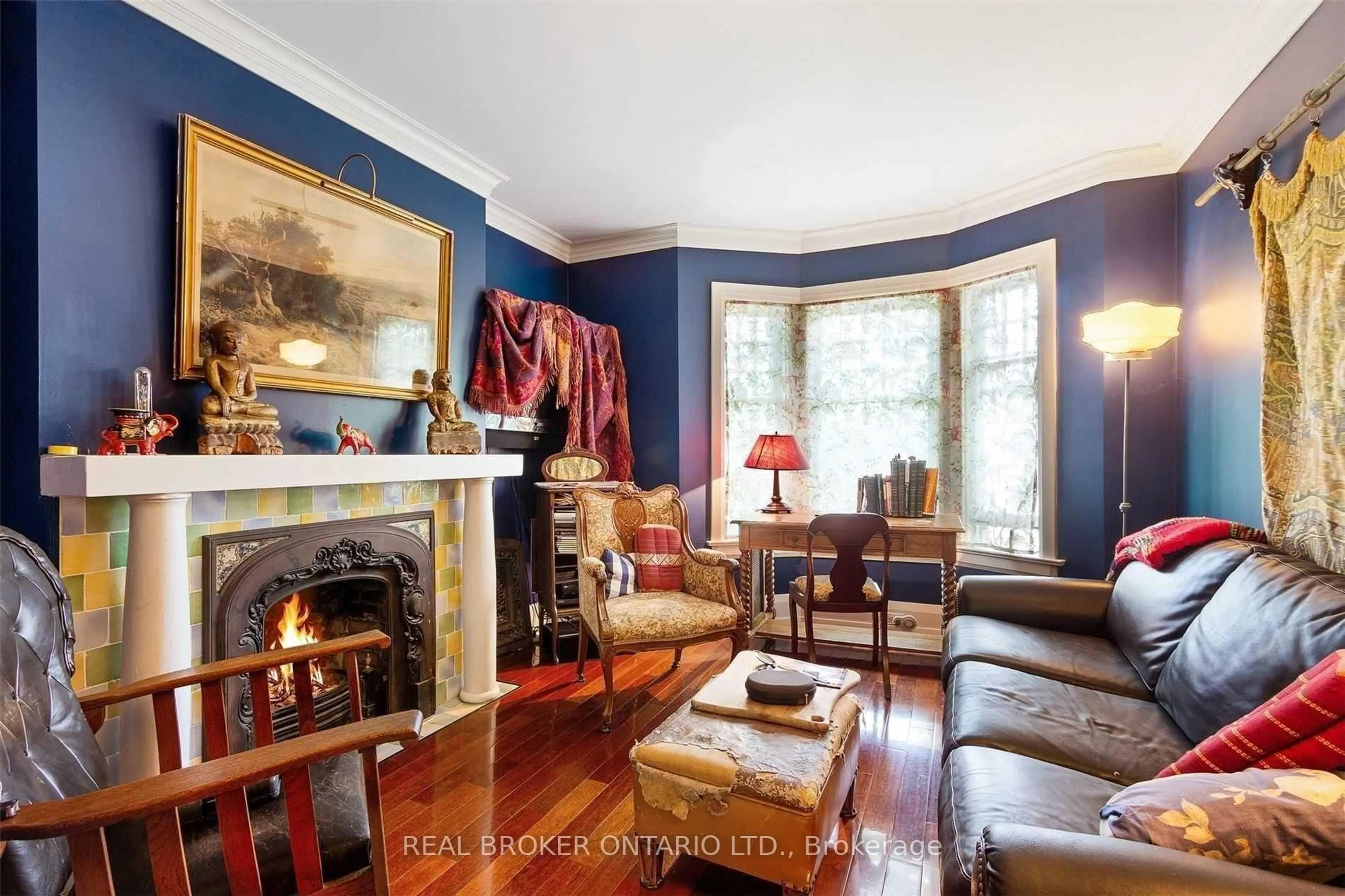 Living room with furniture, wood/laminate floor for 499 Palmerston Blvd, Toronto Ontario M6G 2P2