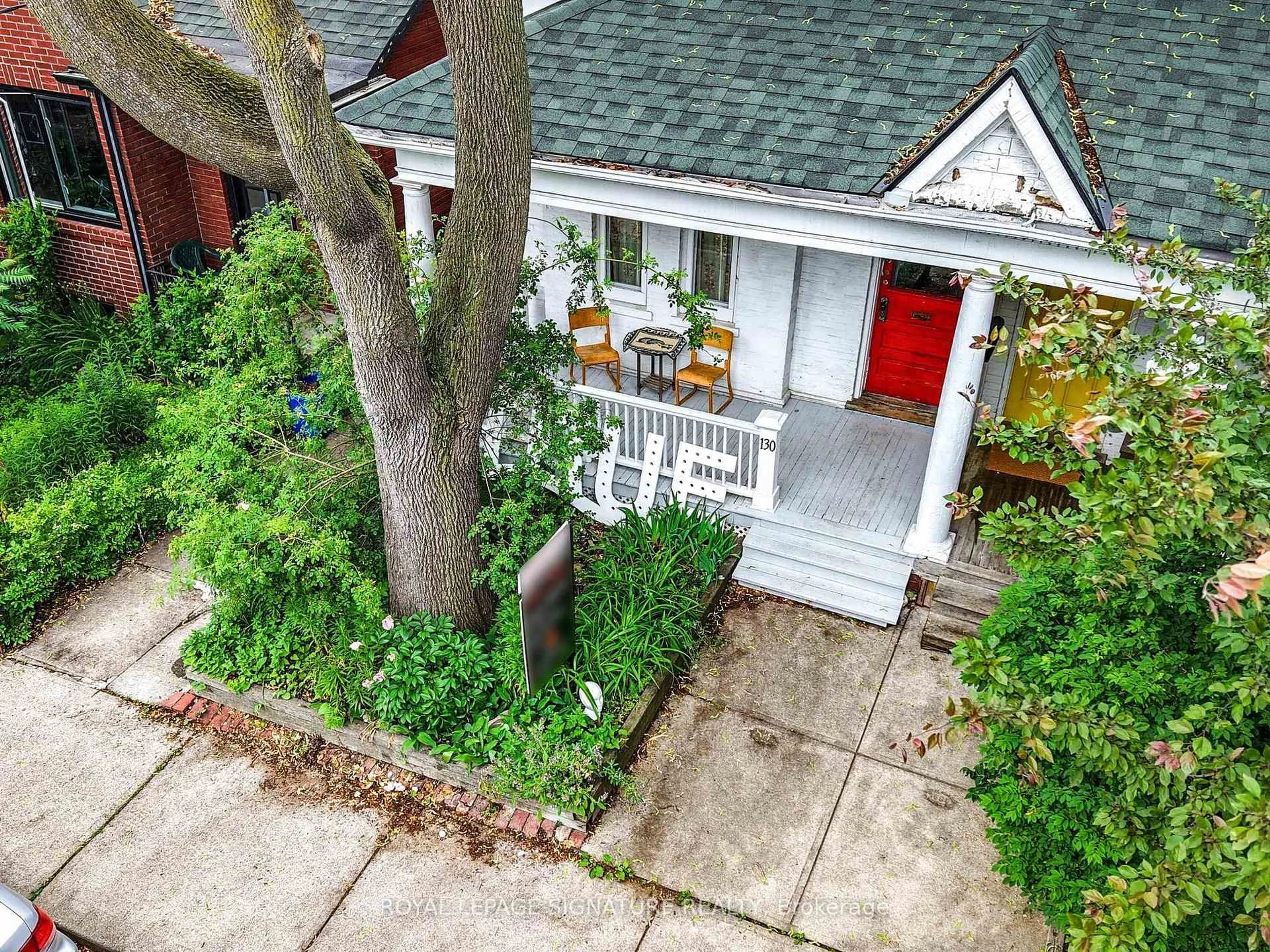 A pic from outside/outdoor area/front of a property/back of a property/a pic from drone, street for 130 Manning Ave, Toronto Ontario M6J 2K5