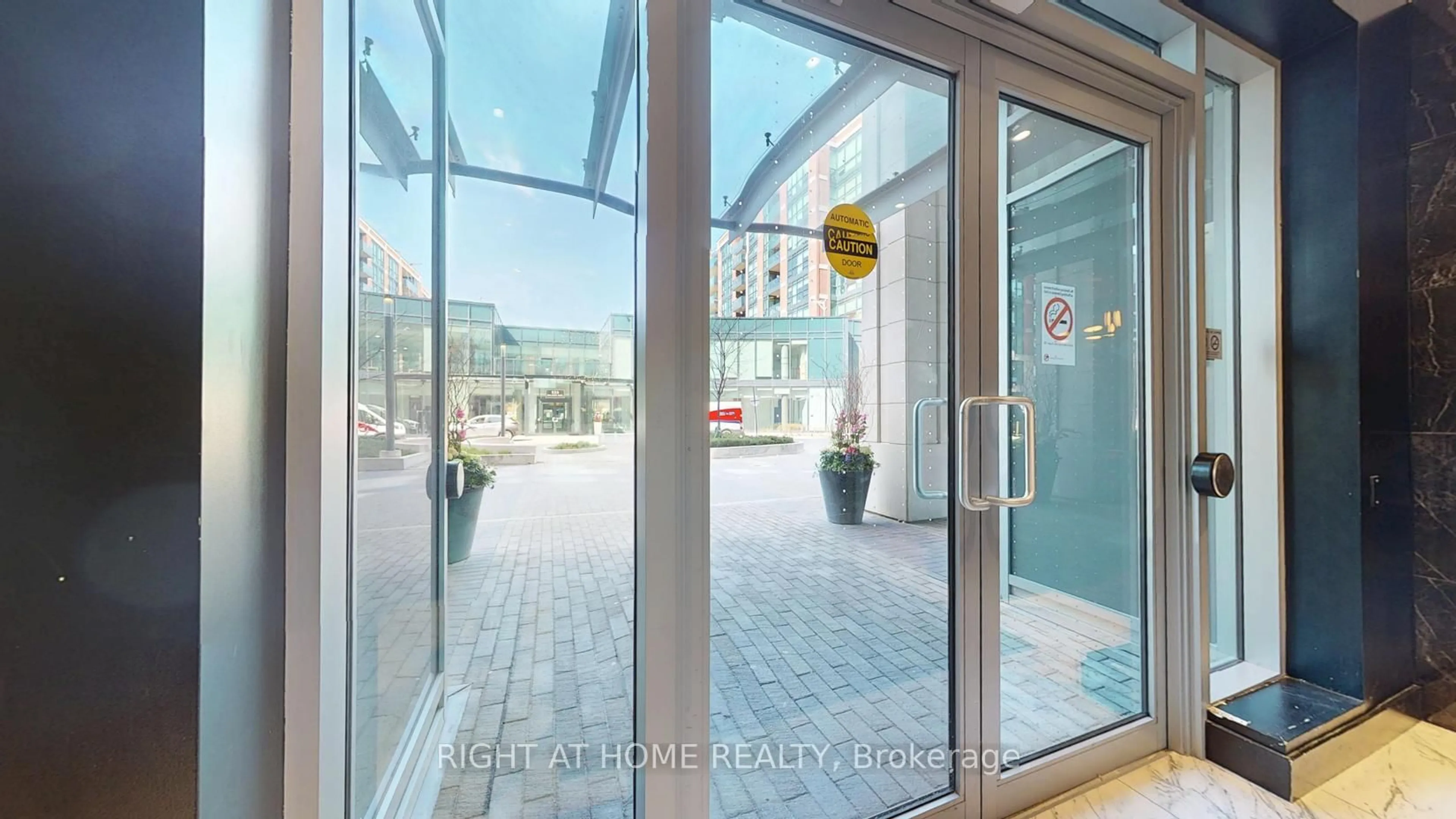 Indoor foyer for 31 Tippett Rd #541, Toronto Ontario M3H 0C8