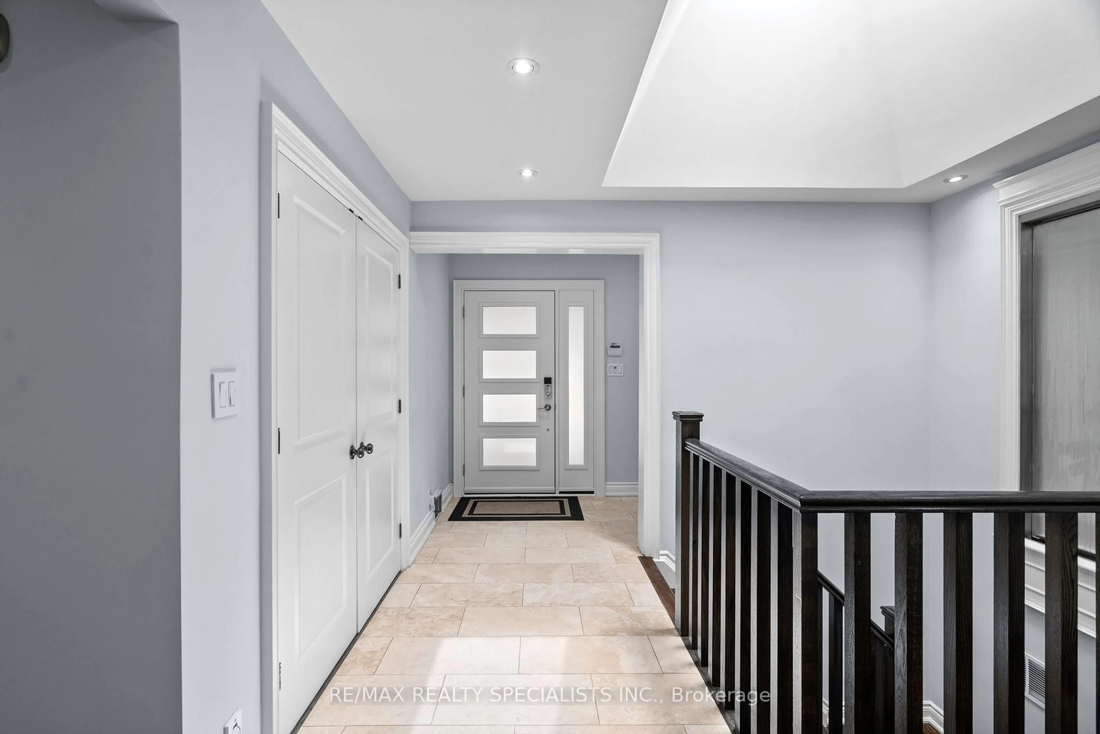 Indoor foyer for 42 Heathview Ave, Toronto Ontario M2K 2C1