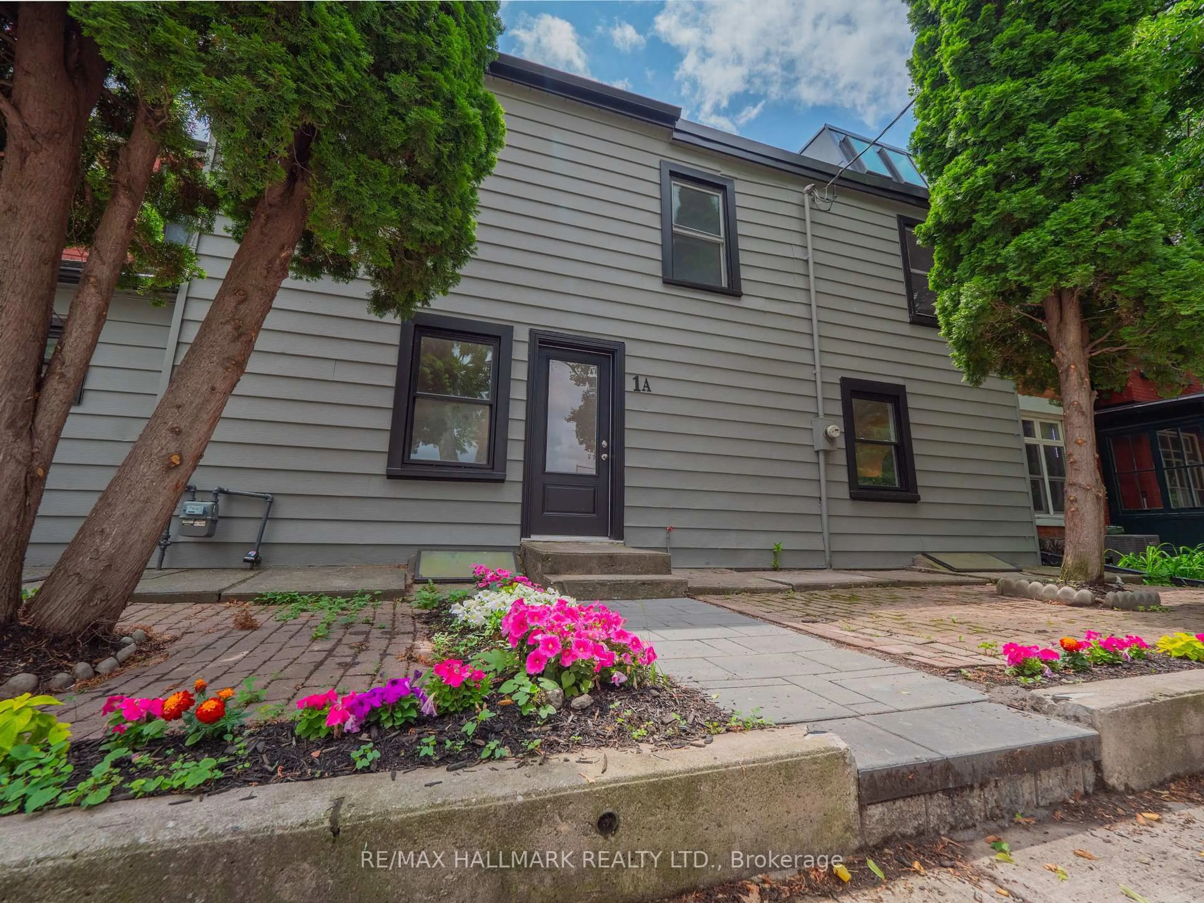 Home with vinyl exterior material, street for 1A Middleton St, Toronto Ontario M6K 1P8