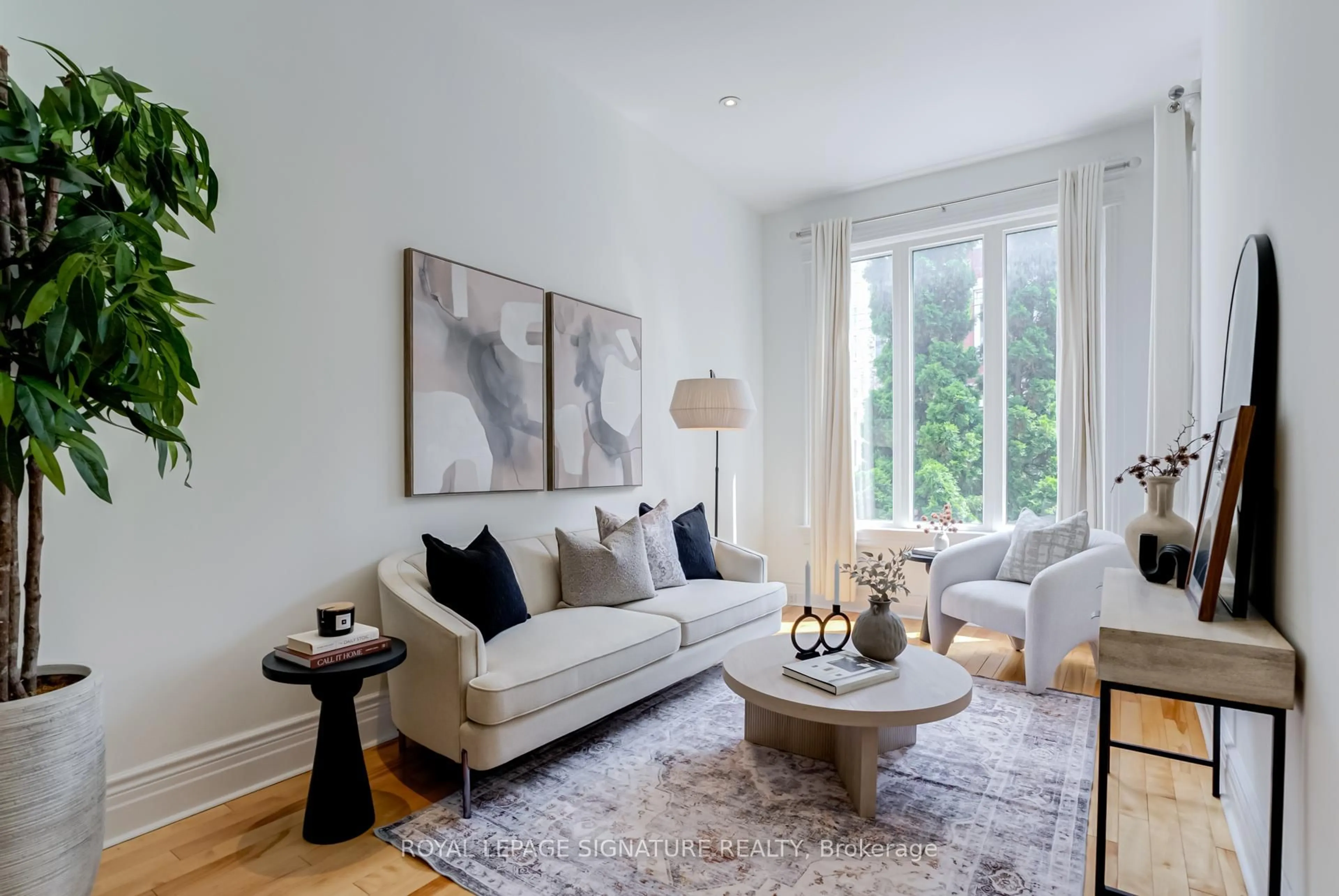 Living room with furniture, unknown for 20 Manning Ave, Toronto Ontario M6J 2K4
