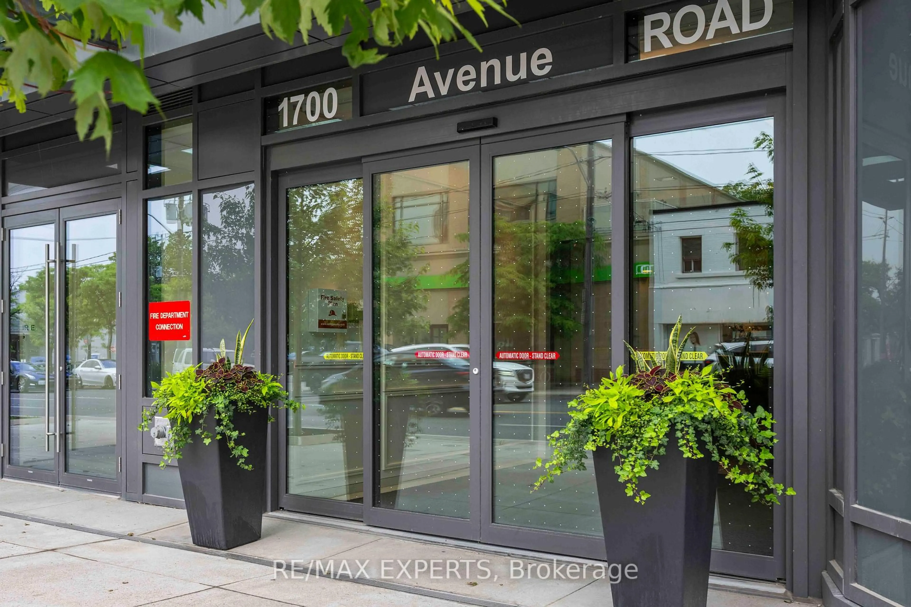 Indoor foyer for 1700 Avenue Rd #702, Toronto Ontario M5M 3Y4