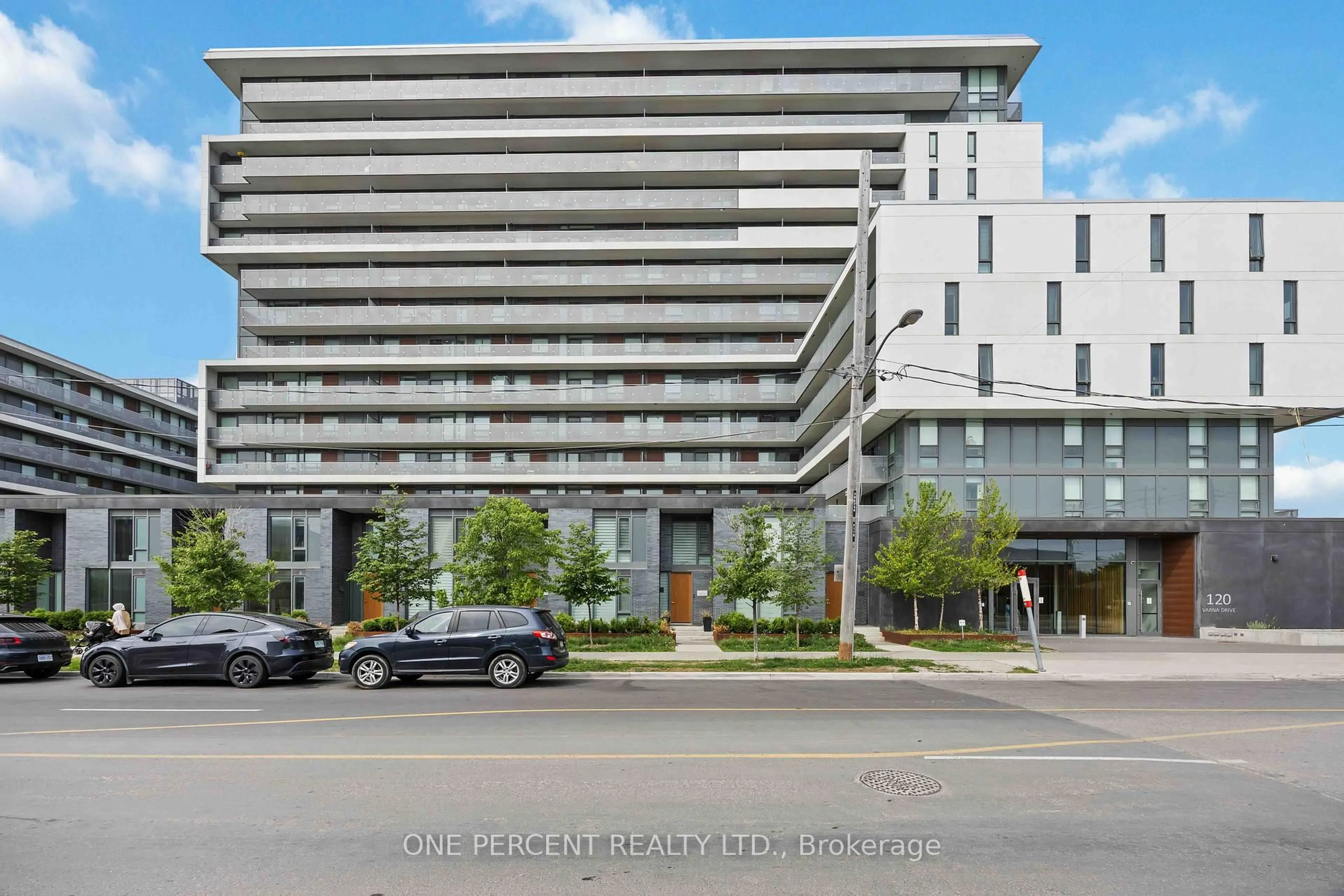 Indoor foyer for 120 Varna Dr #811, Toronto Ontario M6A 0B3