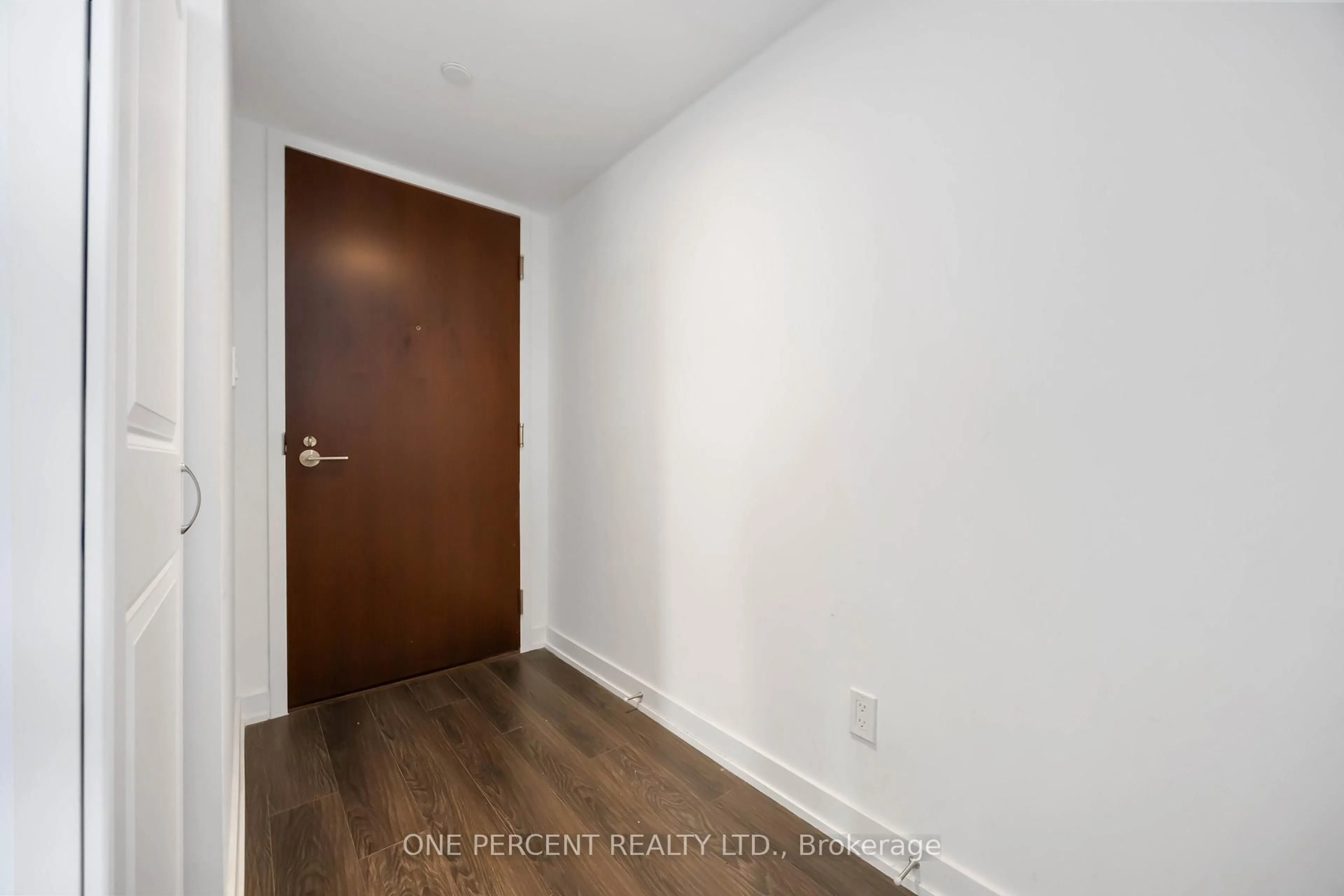 Indoor entryway for 120 Varna Dr #811, Toronto Ontario M6A 0B3