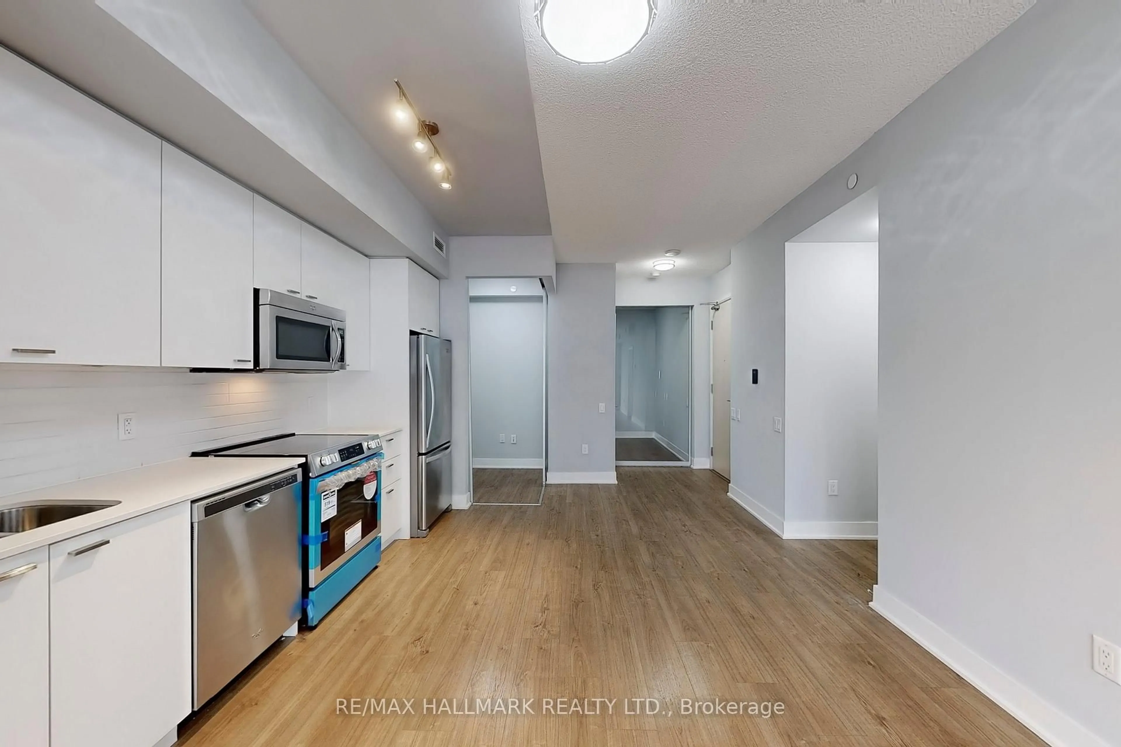 Standard kitchen, unknown for 30 Roehampton Ave #418, Toronto Ontario M4P 0B9