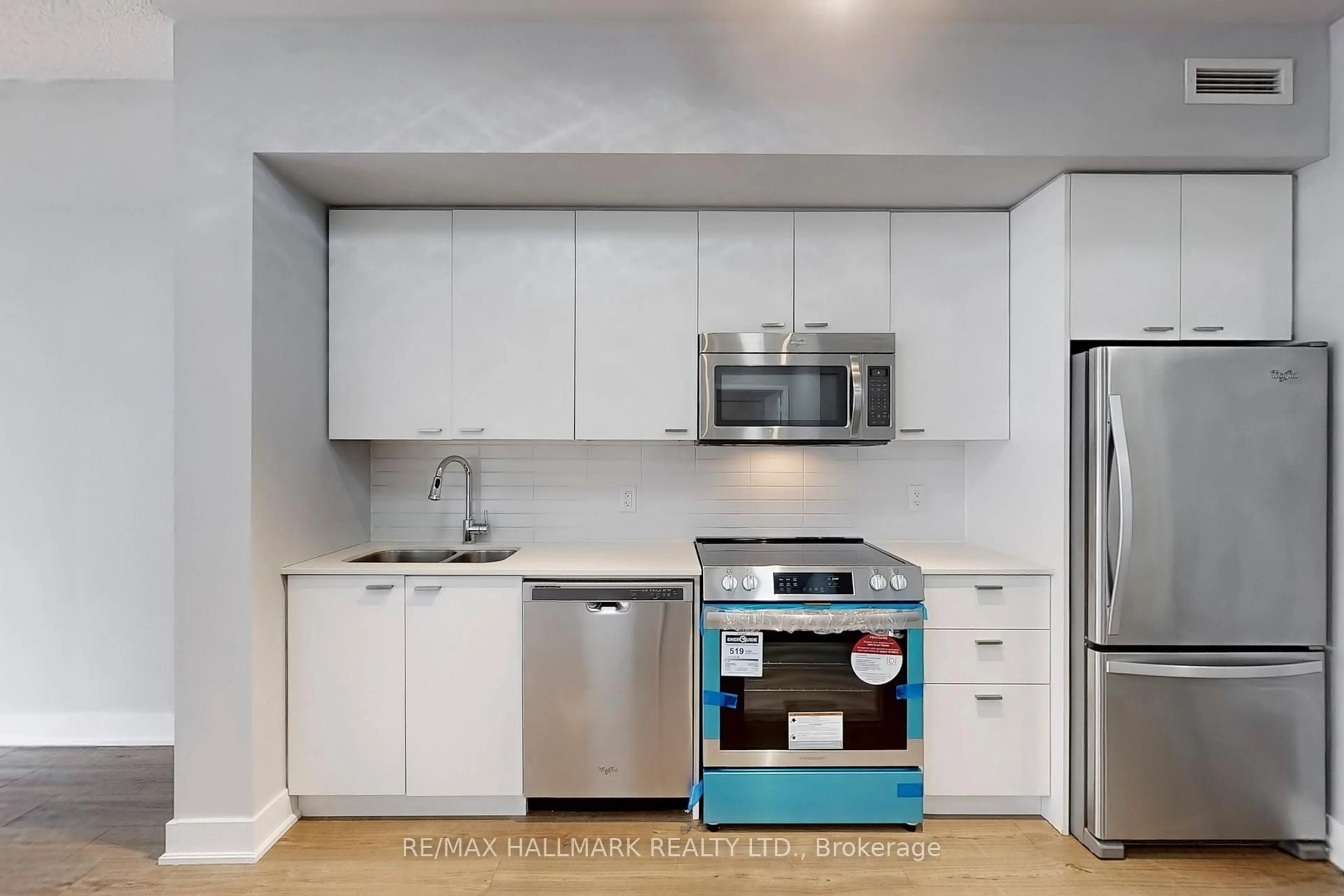 Standard kitchen, unknown for 30 Roehampton Ave #418, Toronto Ontario M4P 0B9