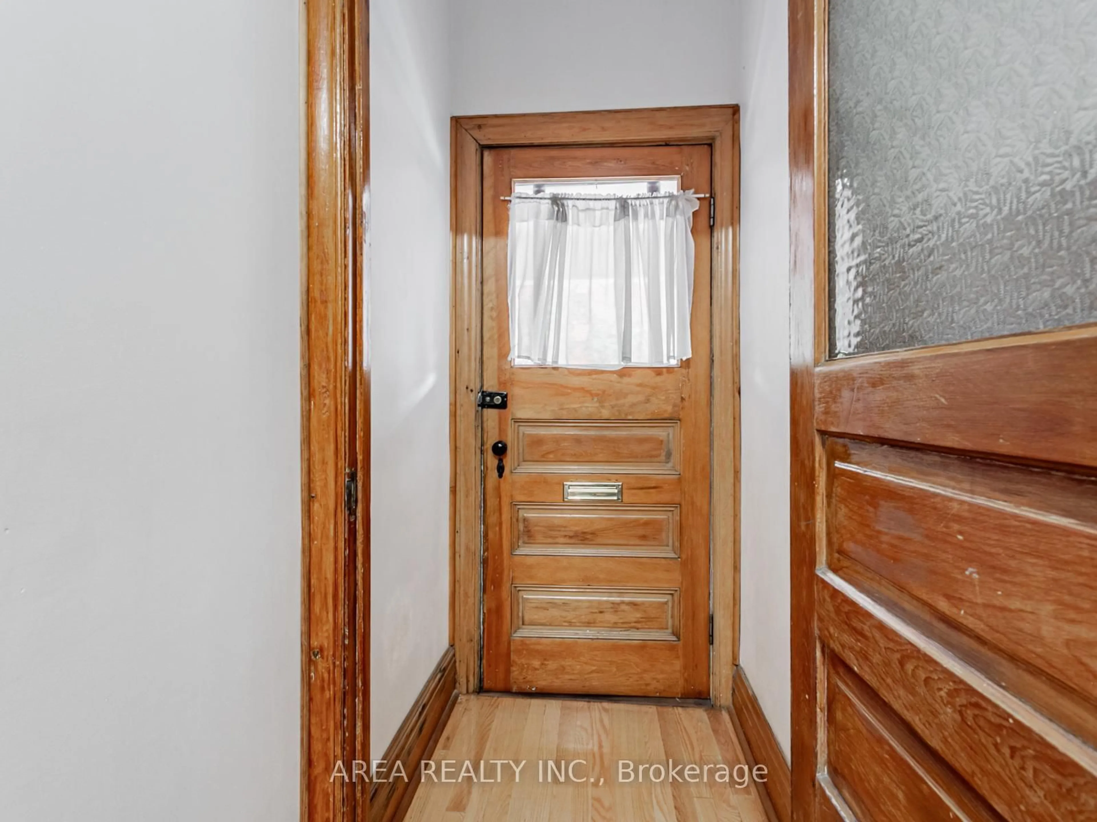 Indoor entryway for 50 Mackenzie Cres, Toronto Ontario M6J 1T1