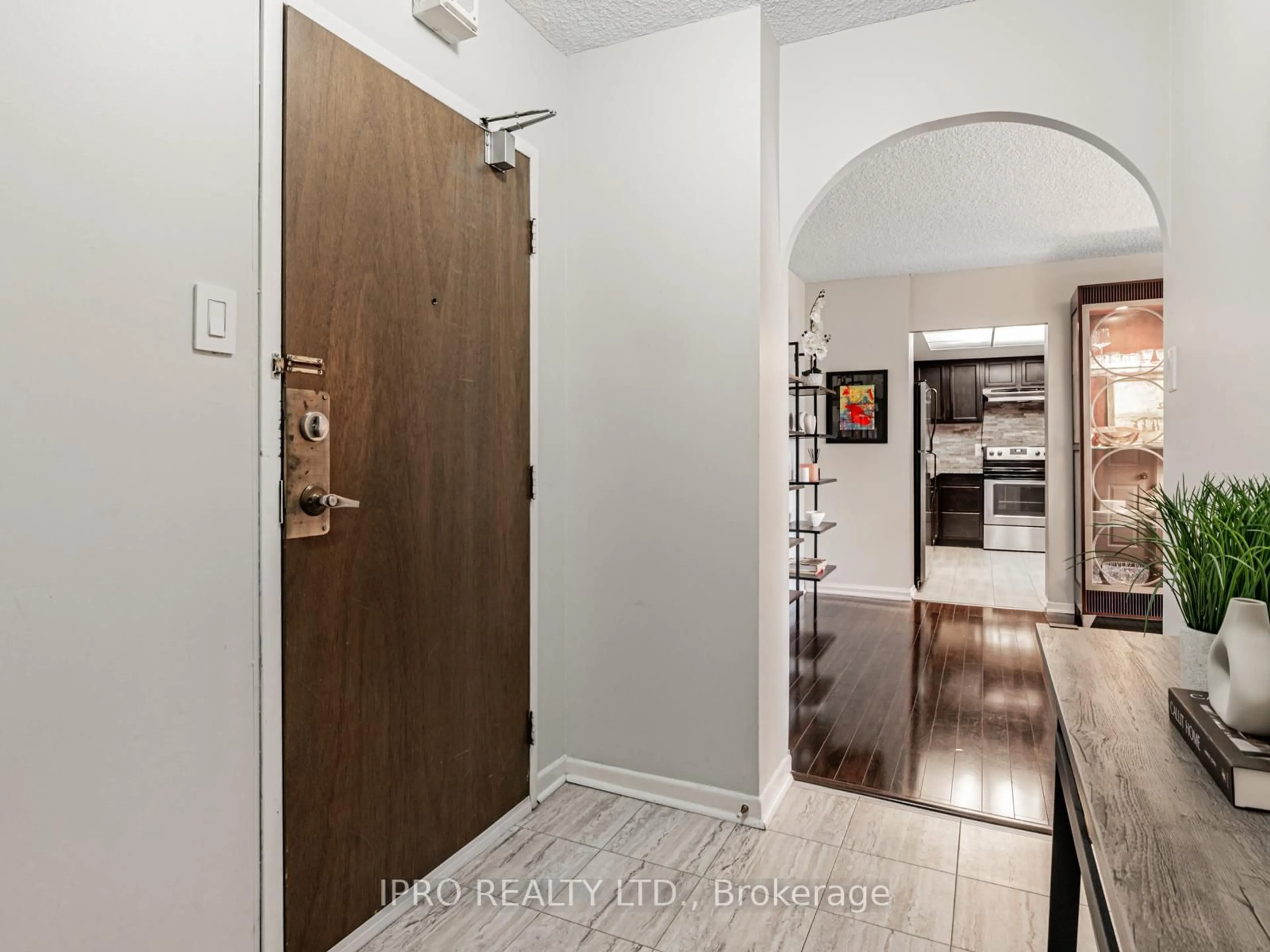 Indoor entryway for 1900 Sheppard Ave #504, Toronto Ontario M2J 4T4