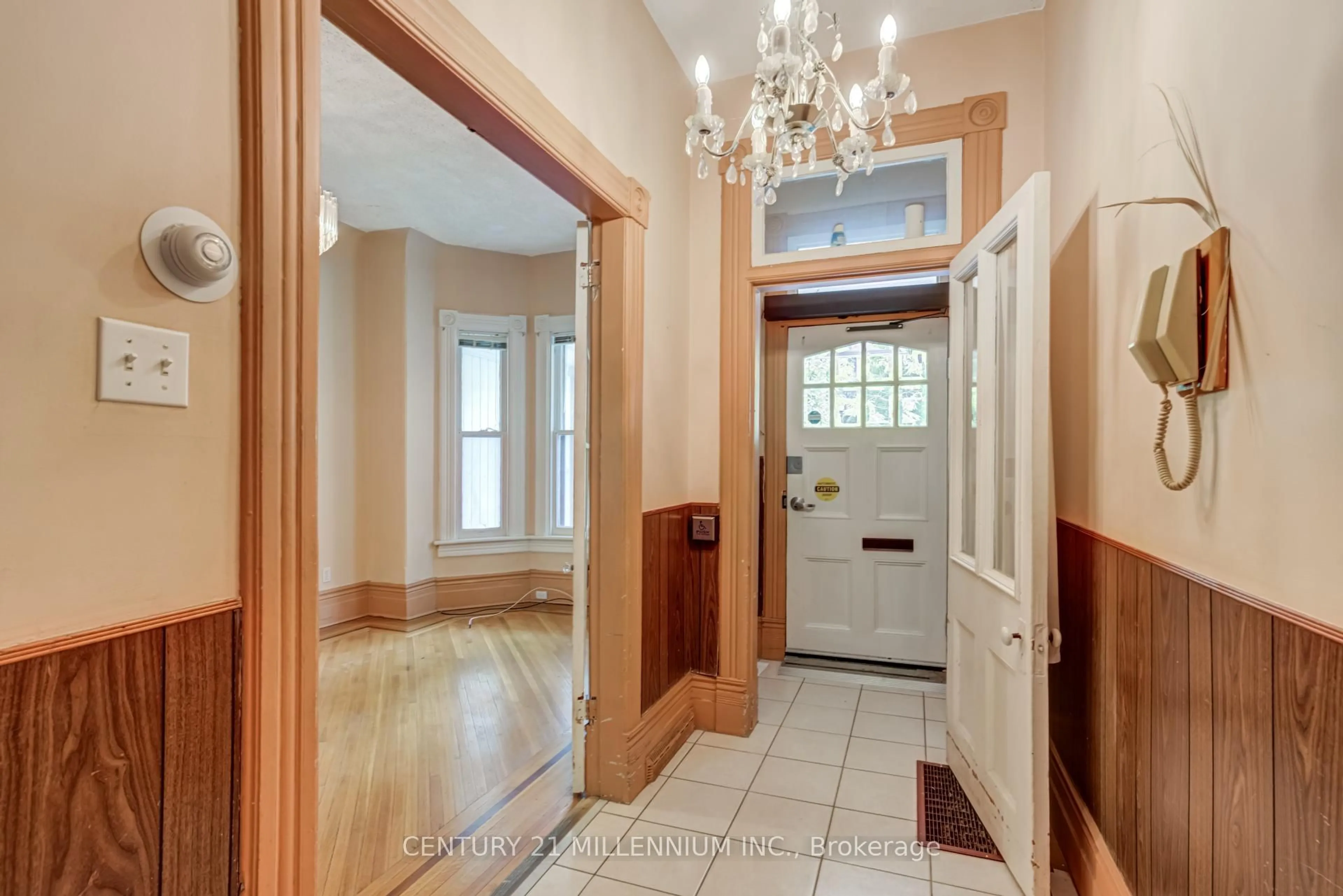 Indoor entryway for 144 Robert St, Toronto Ontario M5S 2K3
