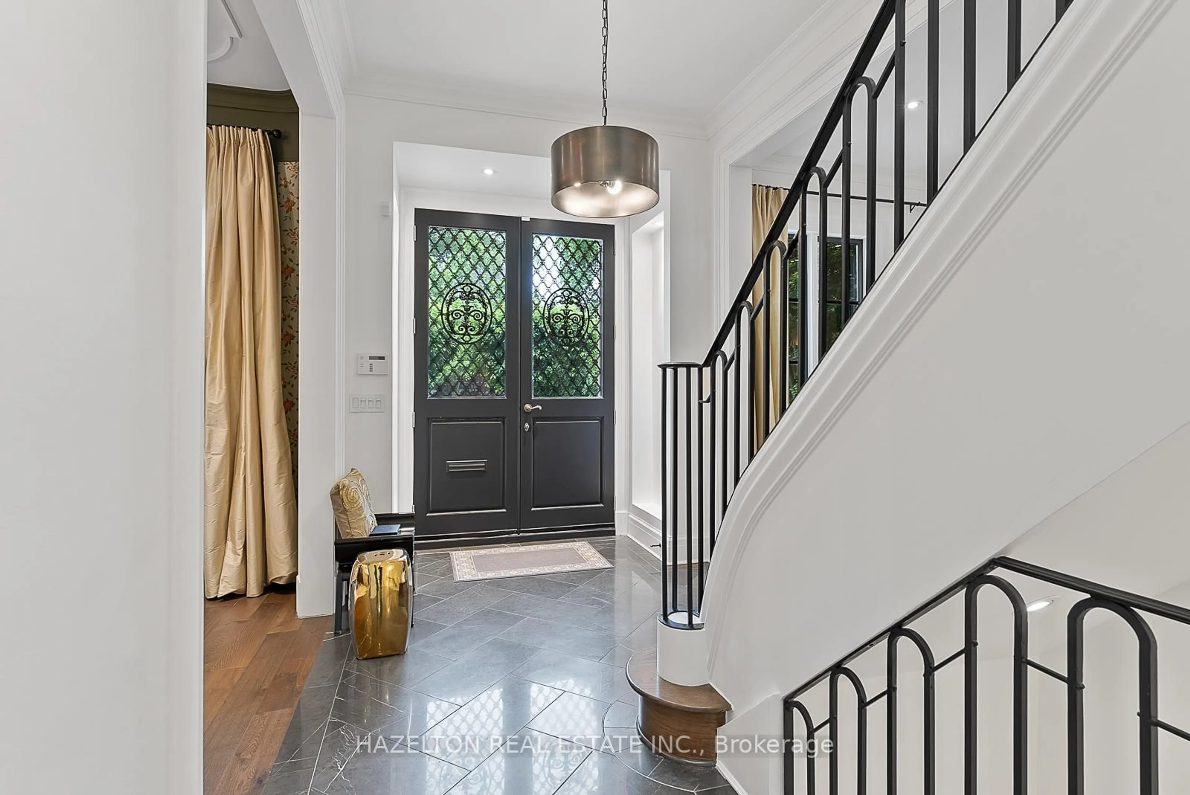 Indoor entryway for 126 Kilbarry Rd, Toronto Ontario M5P 1L4