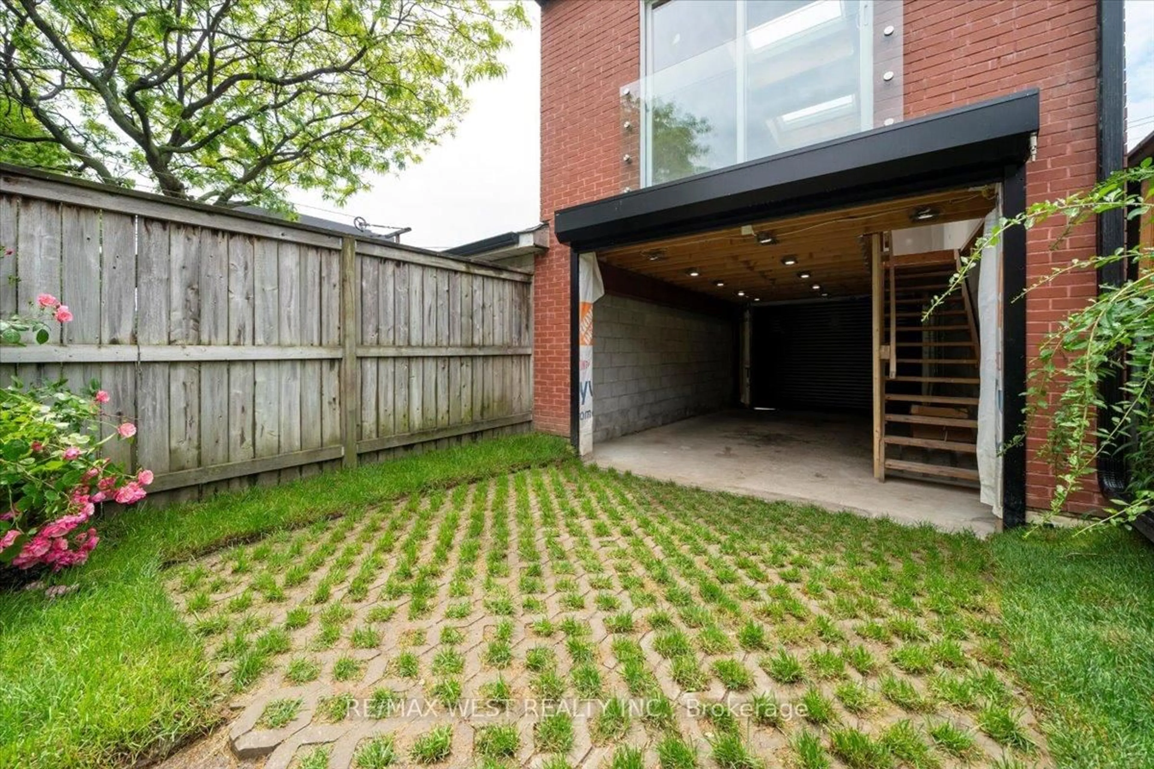 Patio, street for 248 1/2 Euclid Ave, Toronto Ontario M6J 2K2