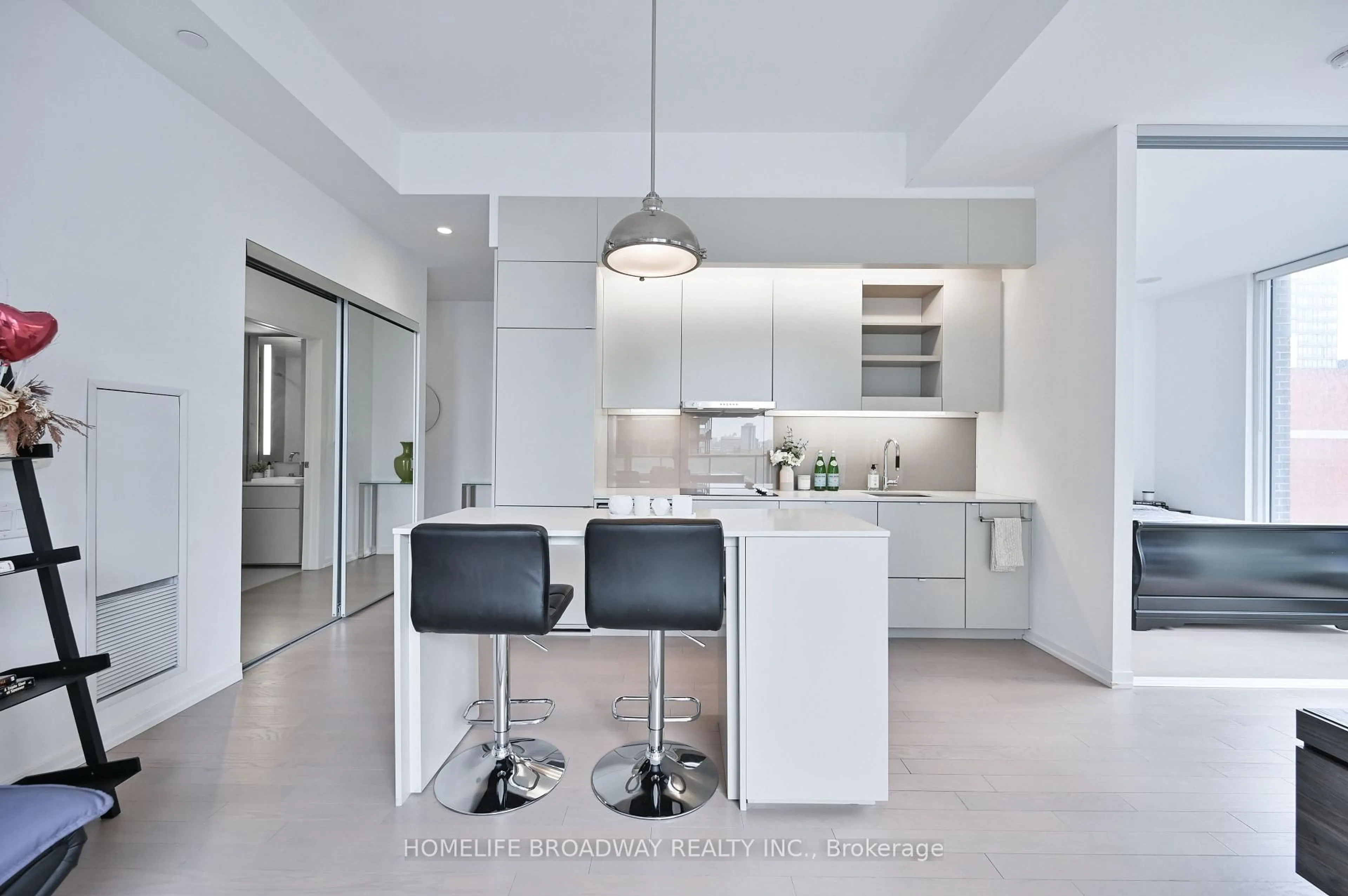 Contemporary kitchen, ceramic/tile floor for 101 Peter St #1116, Toronto Ontario M5V 0G6
