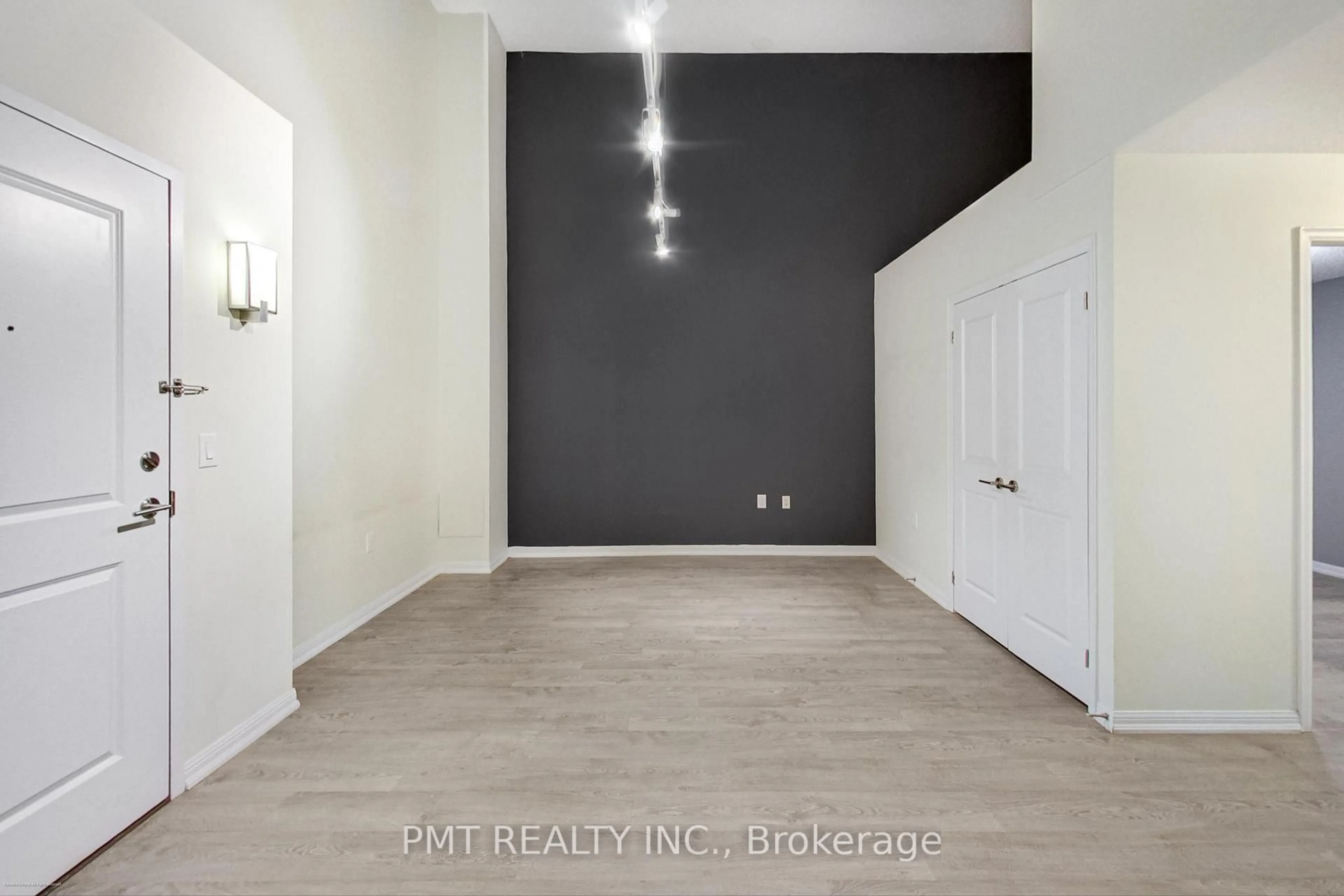 Indoor entryway for 125 Western Battery Rd #209, Toronto Ontario M6K 3R8