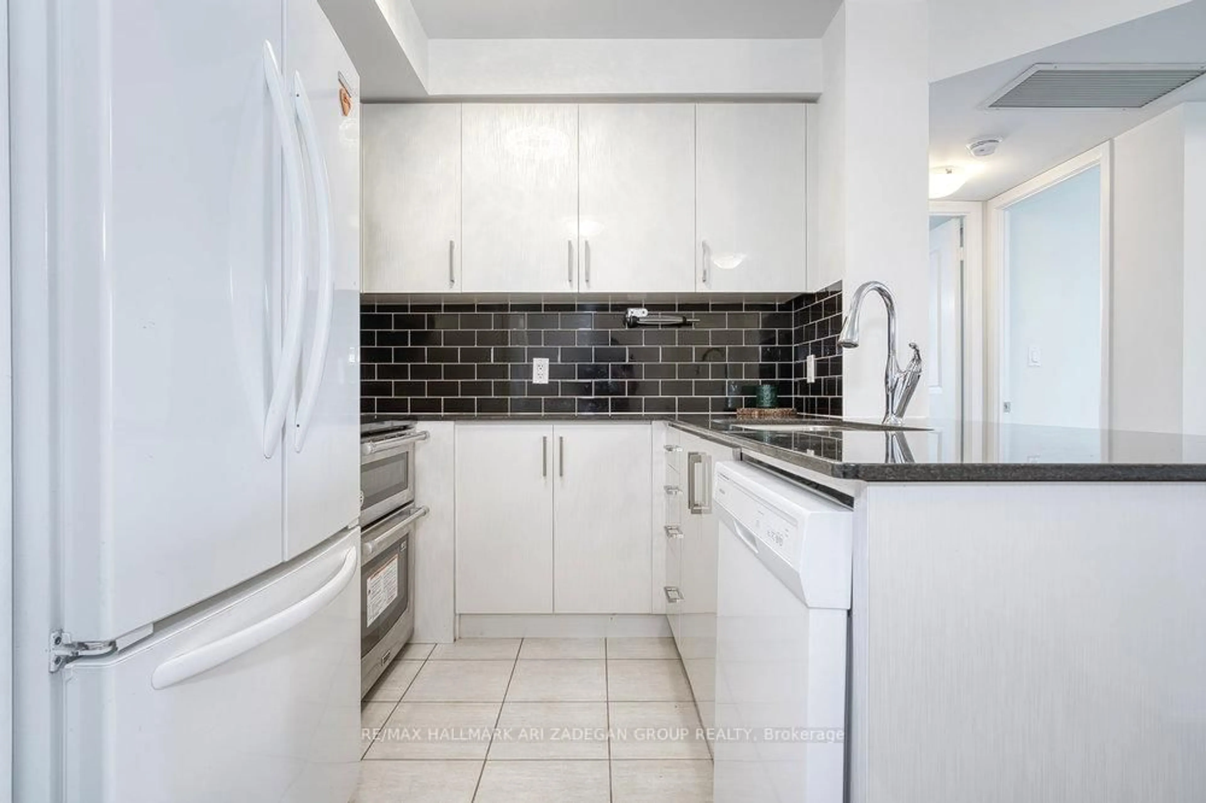 Standard kitchen, ceramic/tile floor for 5791 Yonge St #1602, Toronto Ontario M2M 0A8