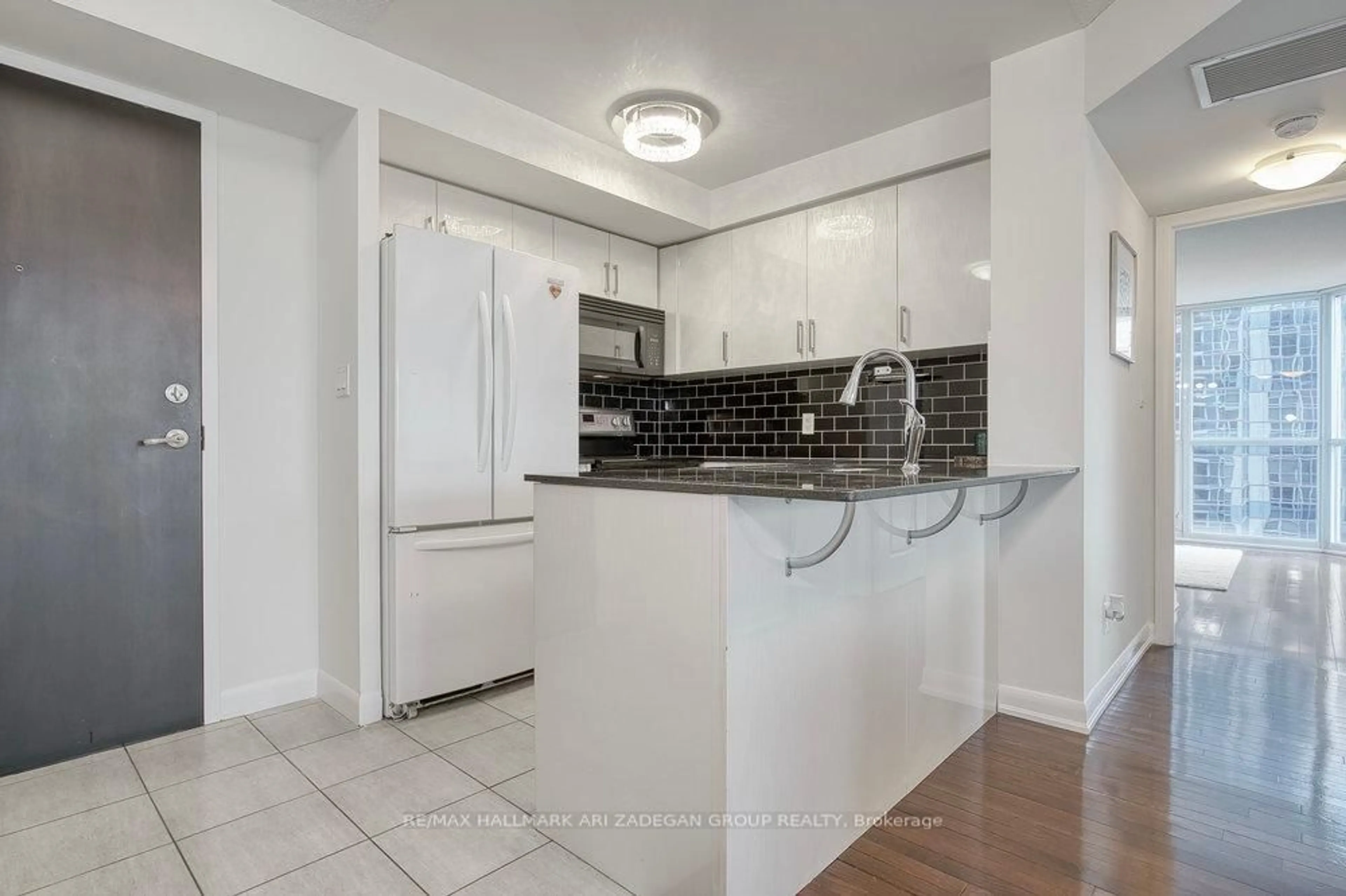 Standard kitchen, ceramic/tile floor for 5791 Yonge St #1602, Toronto Ontario M2M 0A8
