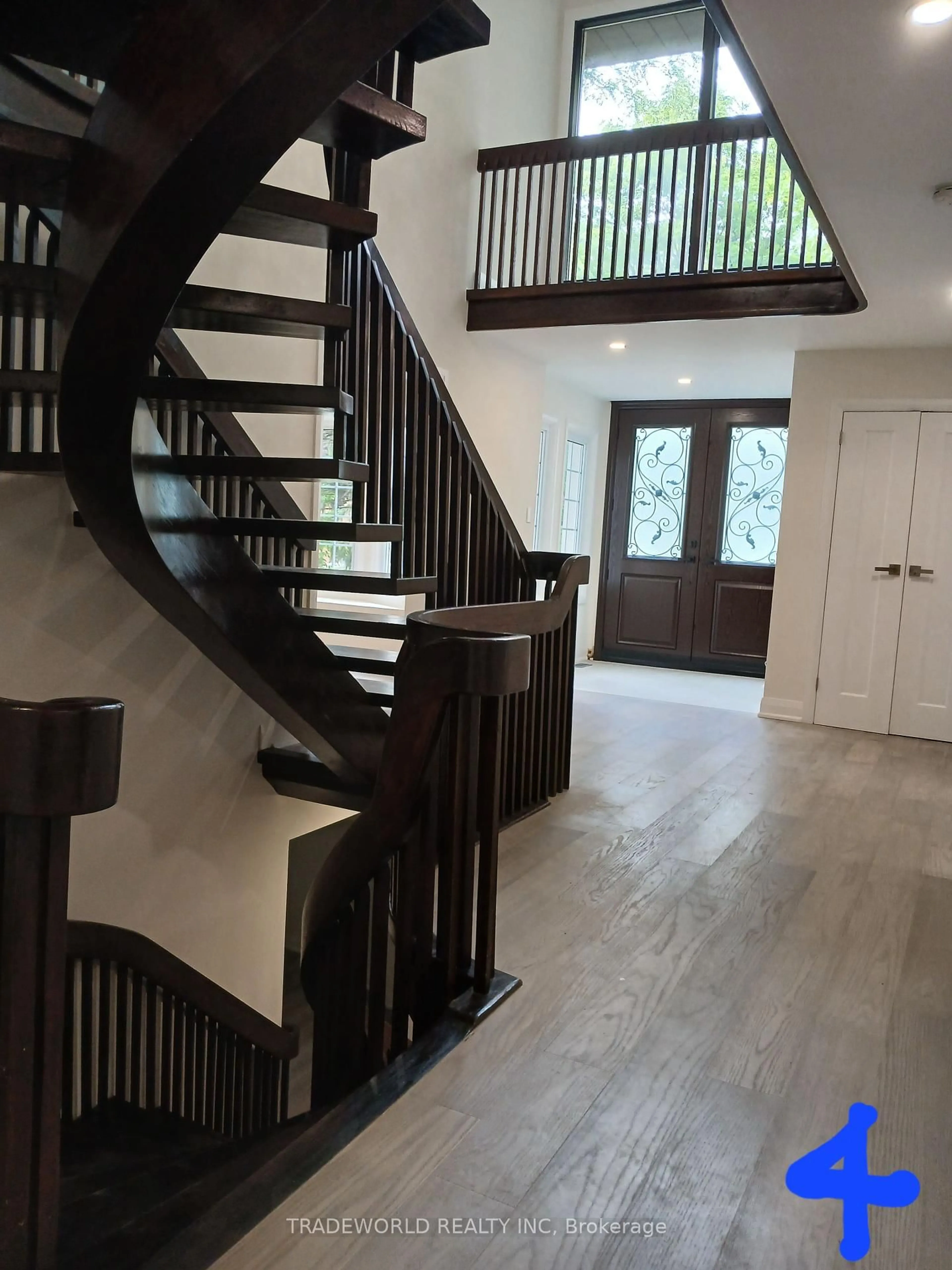 Indoor foyer for 49 Garnier Crt, Toronto Ontario M2M 4C8